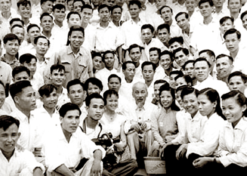 Chủ tịch Hồ Chí Minh nói chuyện với các nhà báo, tháng 9-1960. Ảnh tư liệu