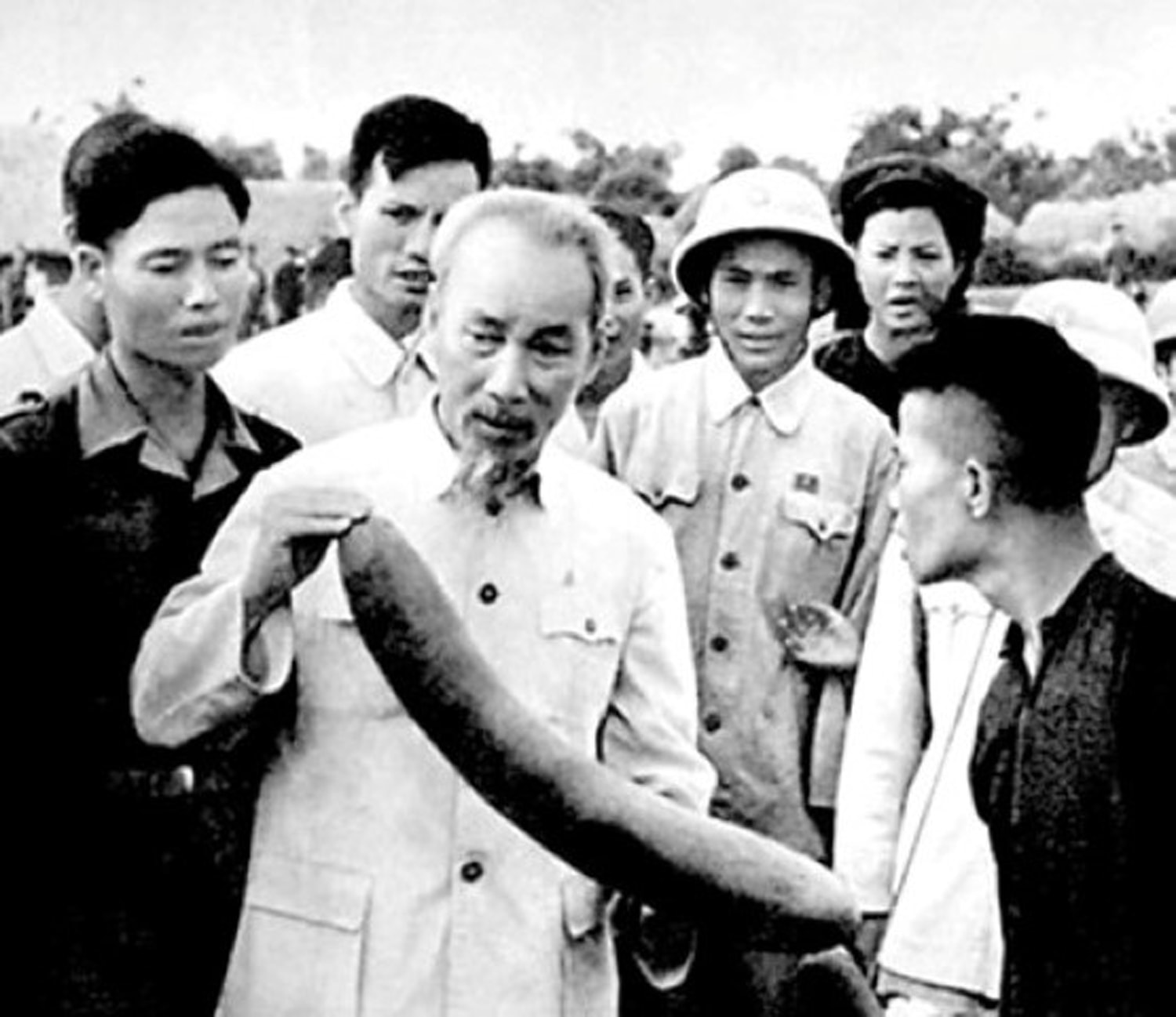 Bác Hồ về thăm xã Ái Quốc, huyện Nam Sách. Ảnh tư liệu