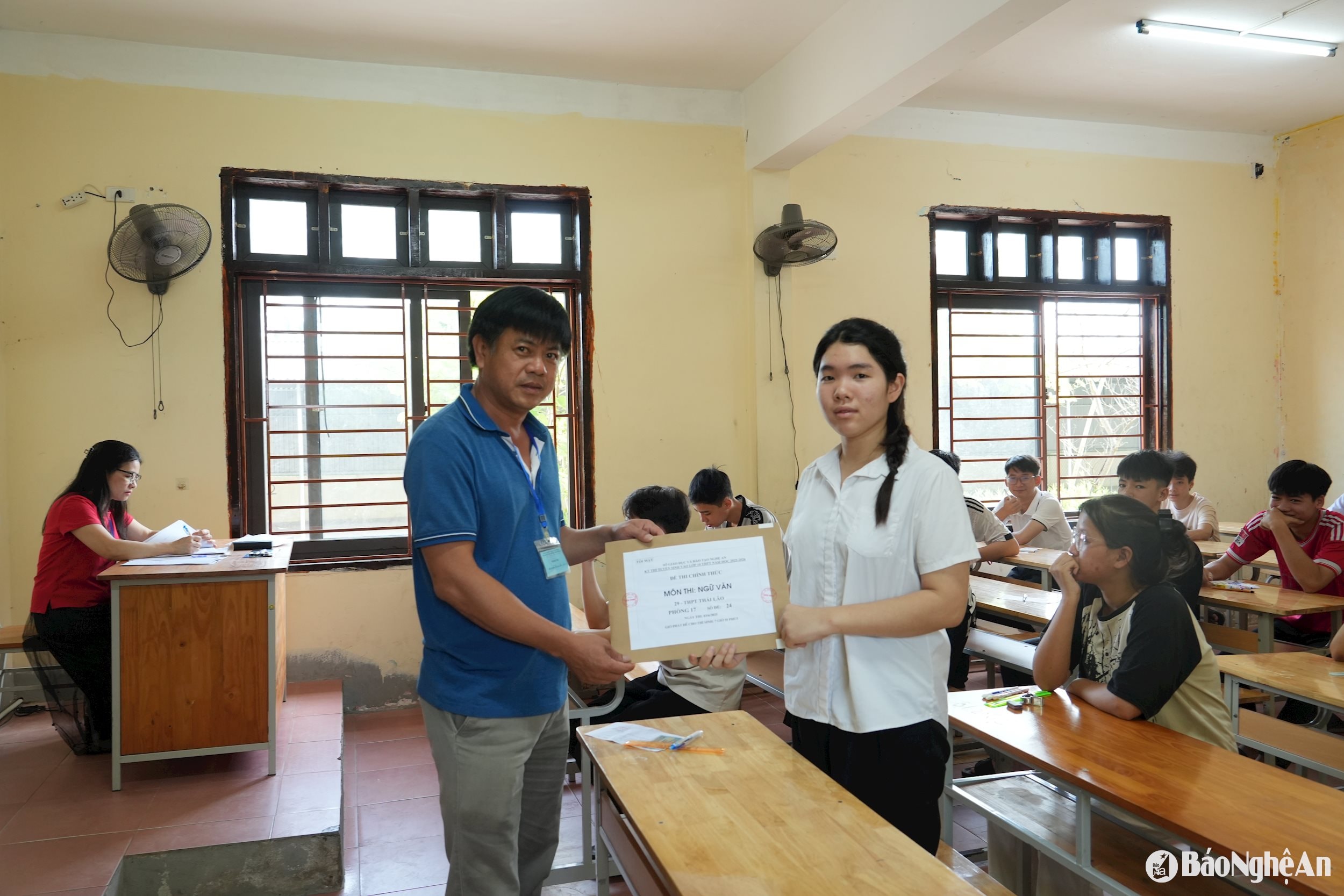 Thí sinh kiểm tra niêm phong đề thi môn Ngữ văn. Ảnh: Mỹ Hà