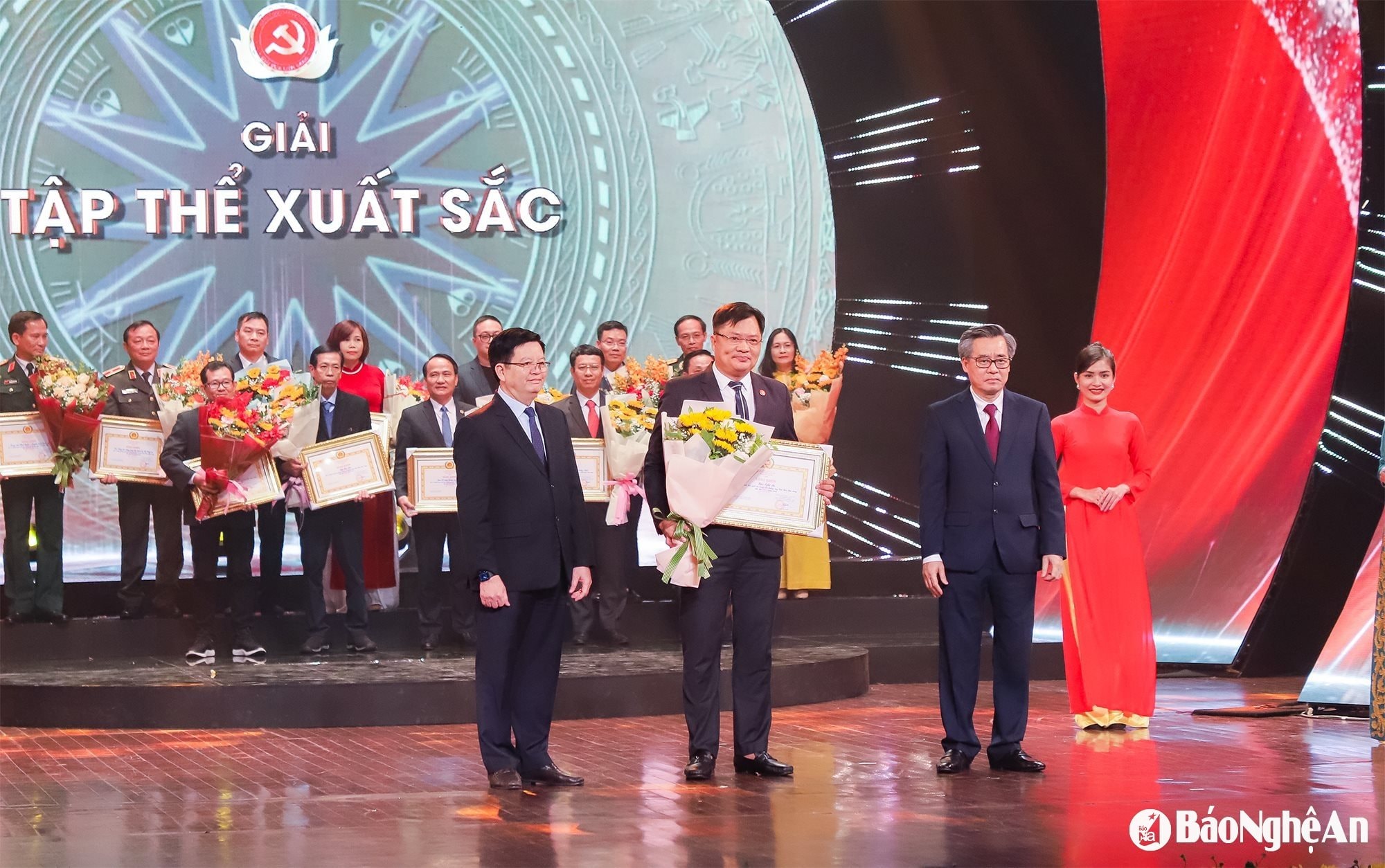 bna_bao-nghe-an-vinh-du-duoc-trao-giai-tap-the-xuat-sac-tai-giai-bua-liem-vang-toan-quoc-2022-anh-pham-bang(1).jpg
