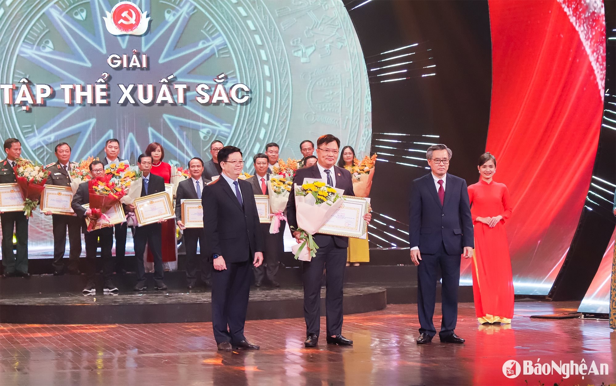 Báo Nghệ An vinh dự được trao giải Tập thể xuất sắc tại giải búa liềm vàng toàn quốc 2022 Ảnh Phạm Bằng