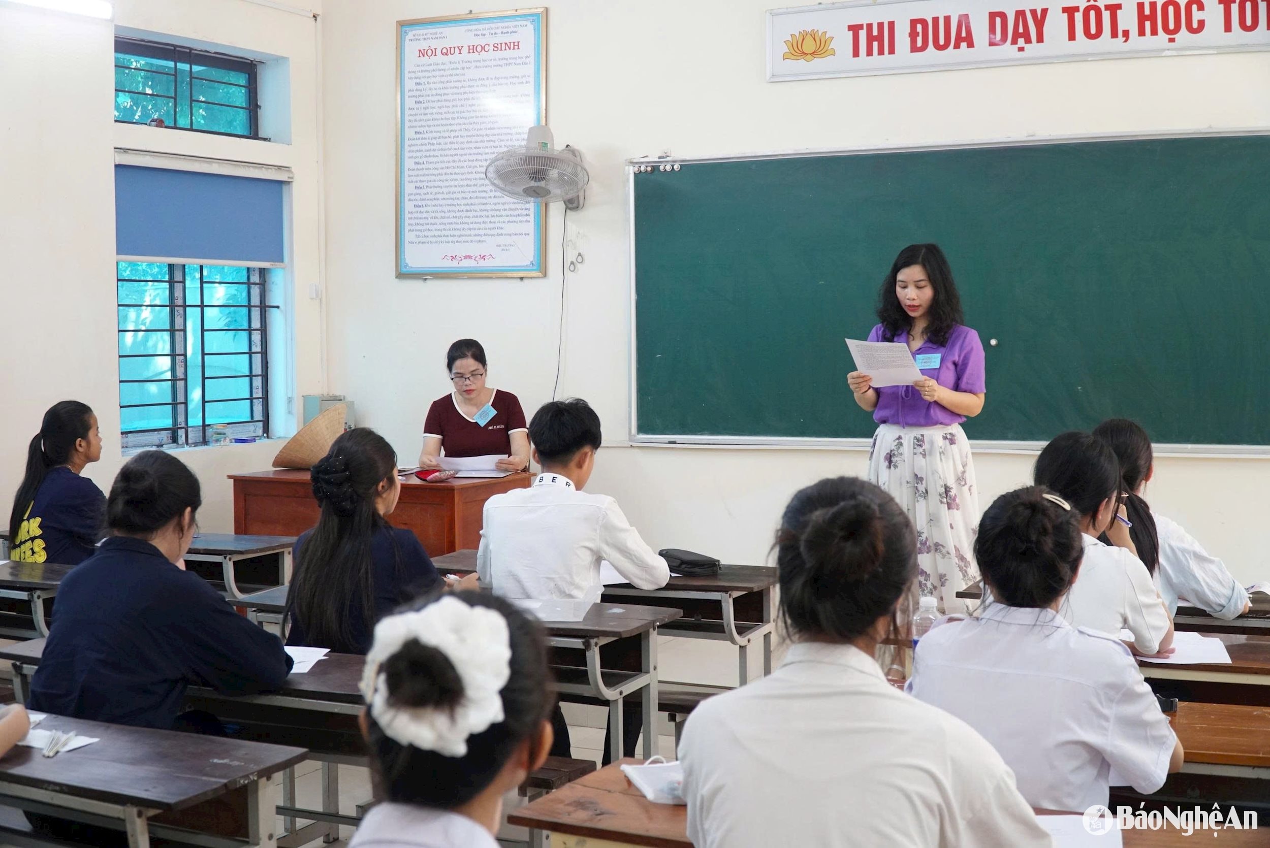Các giám thị phổ biến quy chế thi cho các thí sinh. Ảnh - Mỹ Hà