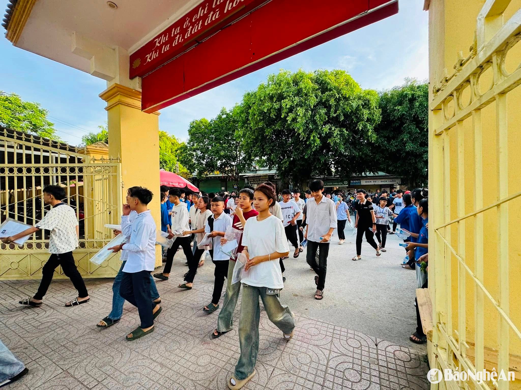 các thí sinh tại điểm thi trường THPT Con Cuông rời phòng thi với tâm trạng thoải mai