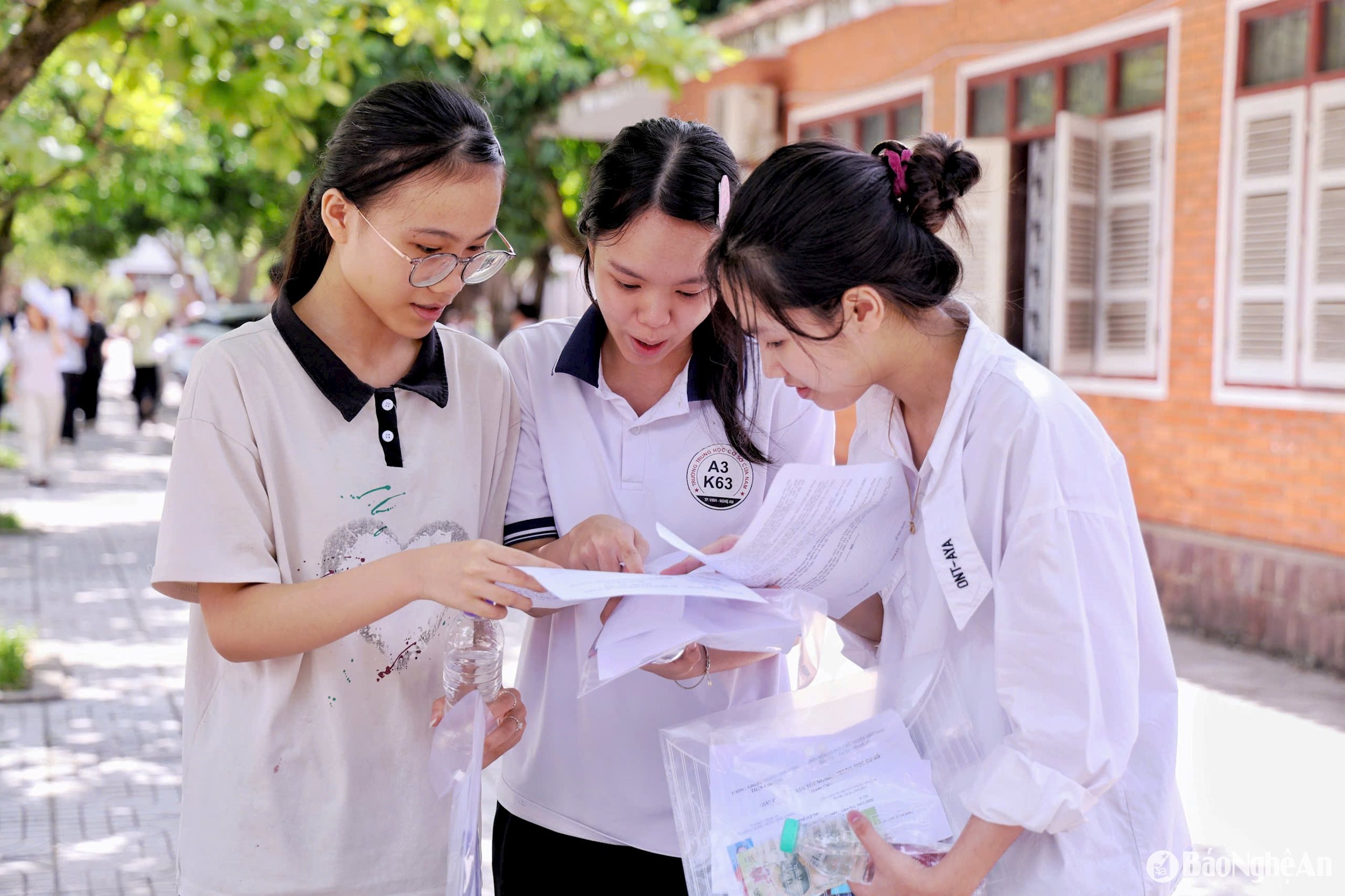 Các thí sinh thi vào Trường THPT Huỳnh Thúc Kháng trao đổi về đề thi môn Ngữ văn. Ảnh - Mỹ Hà