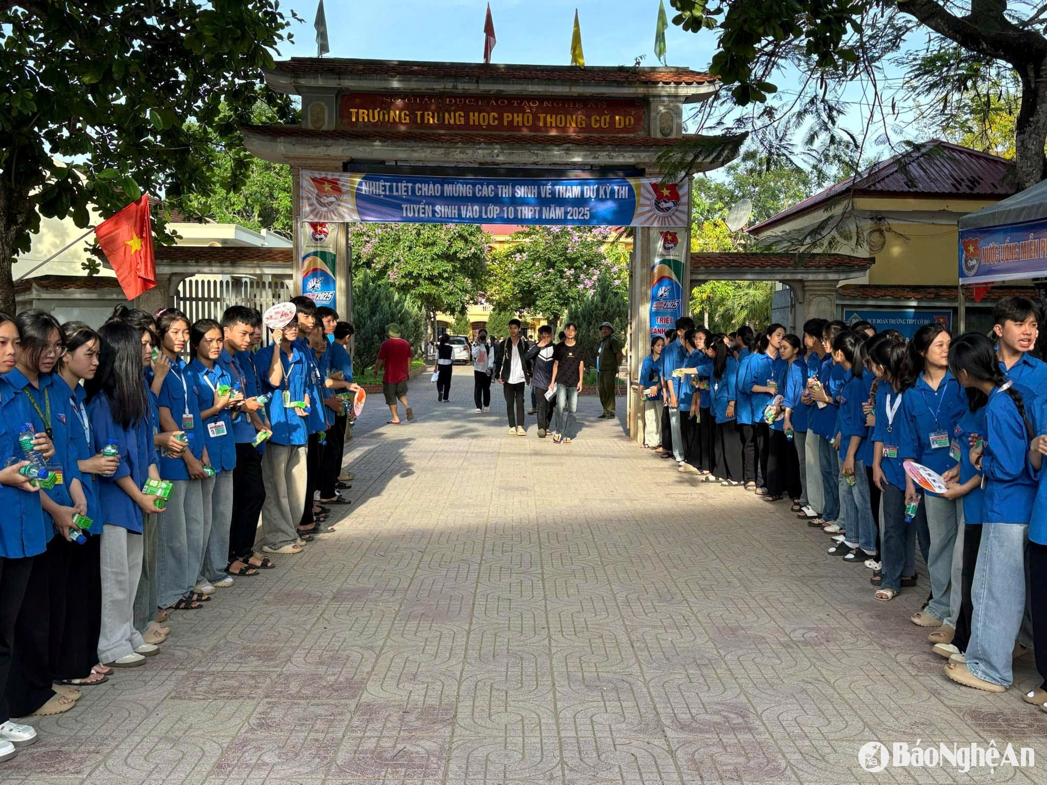 Đội tình nguyện Trường THPT Cờ Đỏ chúc mừng các thí sinh hoàn thành bài thi môn Tiếng Anh Ảnh - Minh Thái