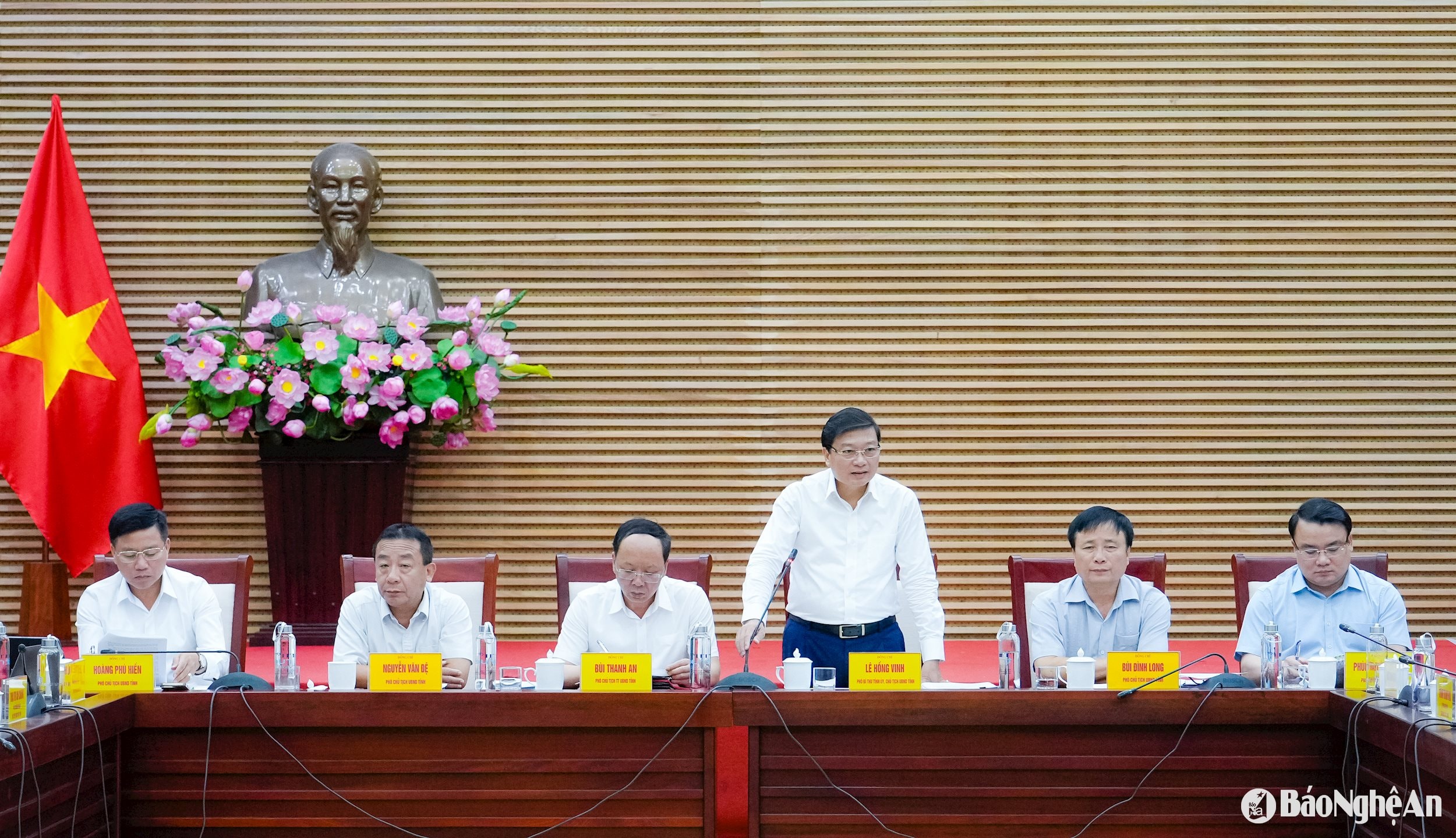 Đồng chí Lê Hồng Vinh - Phó Bí thư Tỉnh ủy, Chủ tịch UBND tỉnh chủ trì, điều hành cuộc làm việc. Ảnh: Phạm Bằng