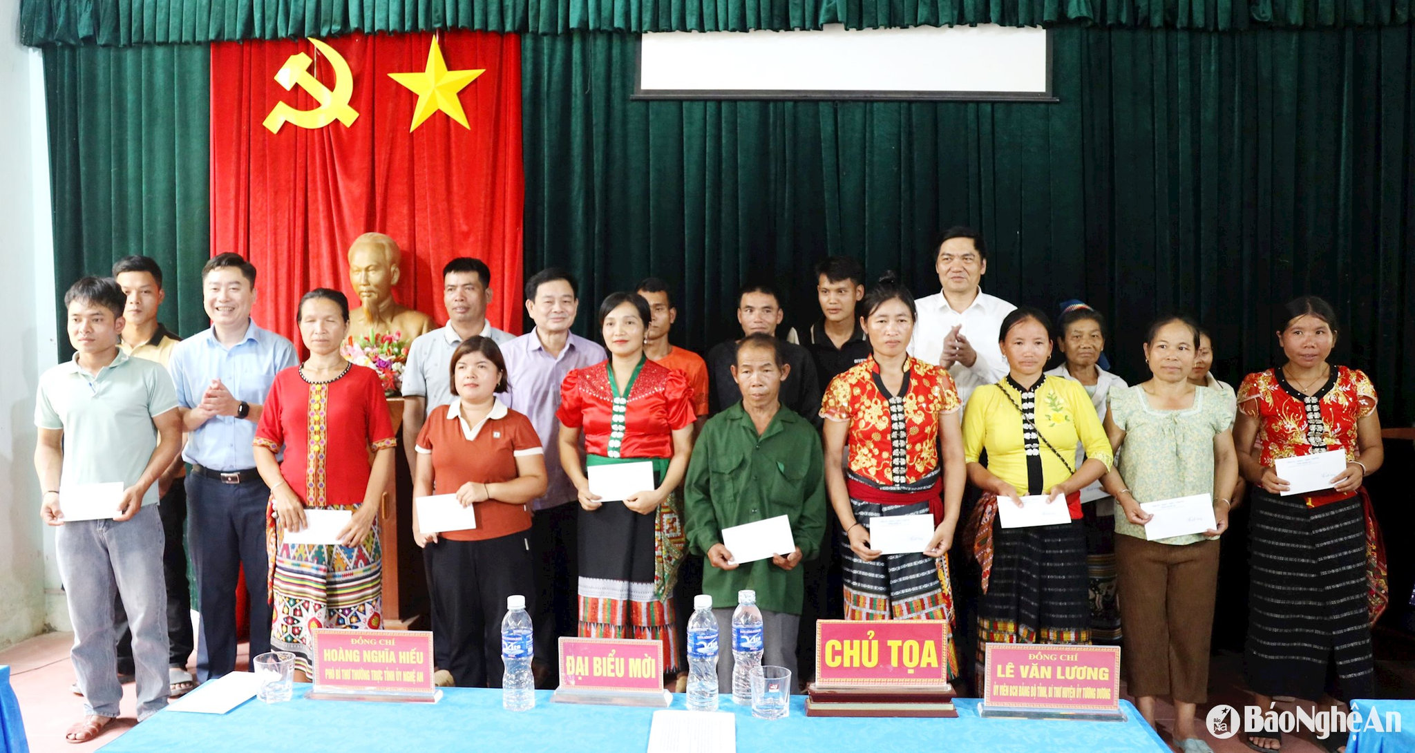 Phó Bí thư Thường trực Tỉnh ủy Hoàng Nghĩa Hiếu tiếp xúc cử tri huyện Tương Dương
