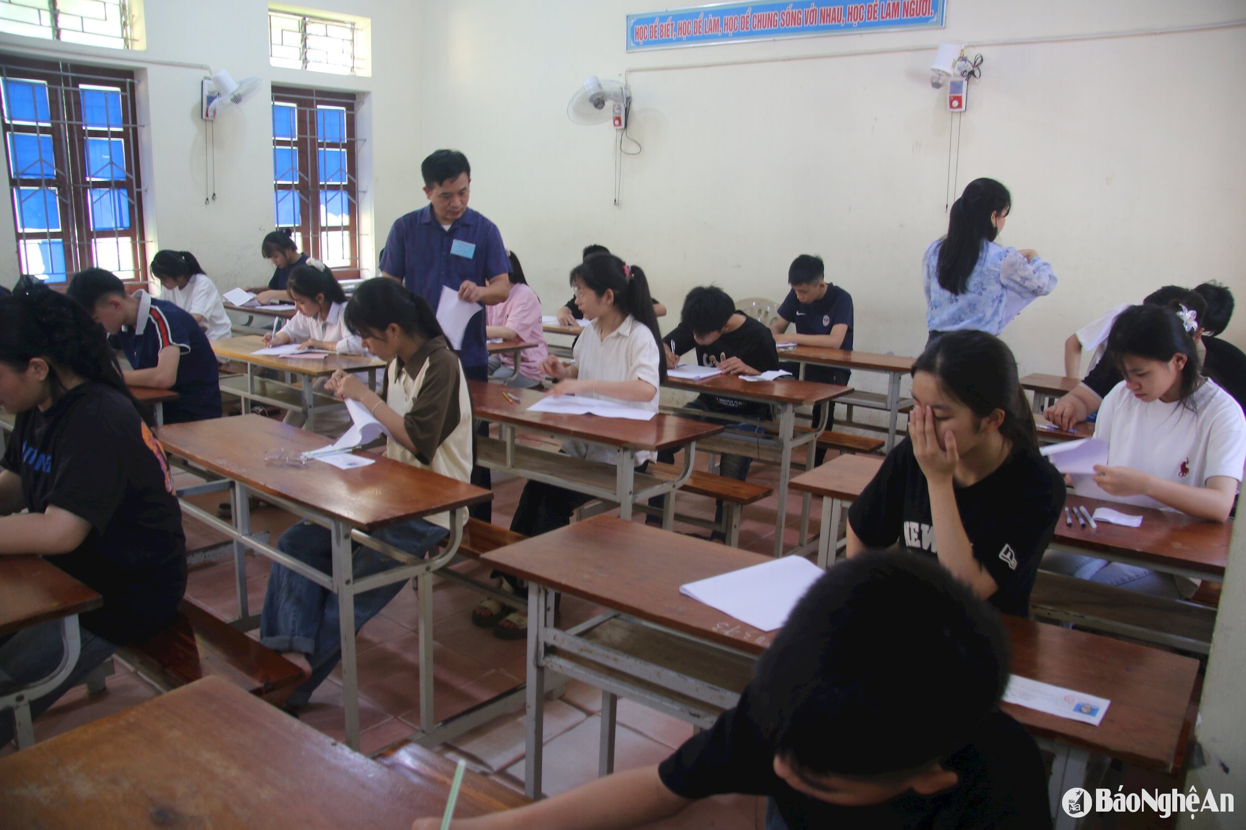 Thí sinh huyện Quỳ Hợp làm bài thi môn Ngữ văn. Ảnh - Phan Giang