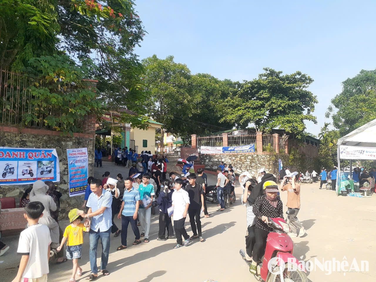 Thí sinh tại điểm thi Trường THPT Nguyễn Sỹ Sách. Ảnh - Huy Thư