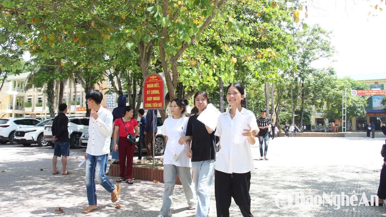 Thí sinh tại điểm thi Trường THPT Quỳ Châu. Ảnh - Bé Vinh