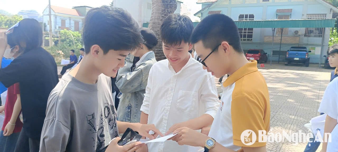 Thí sinh tại điểm thi Trường THPT Quỳ Hợp trao đổi sau khi hoàn thành bài thi