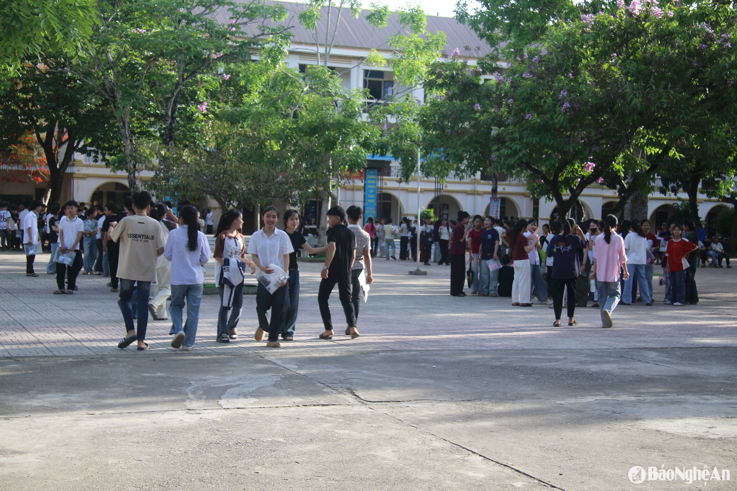 Thí sinh tại điểm thi TTHPT Quỳ Hợp. Ảnh - Phan Giang