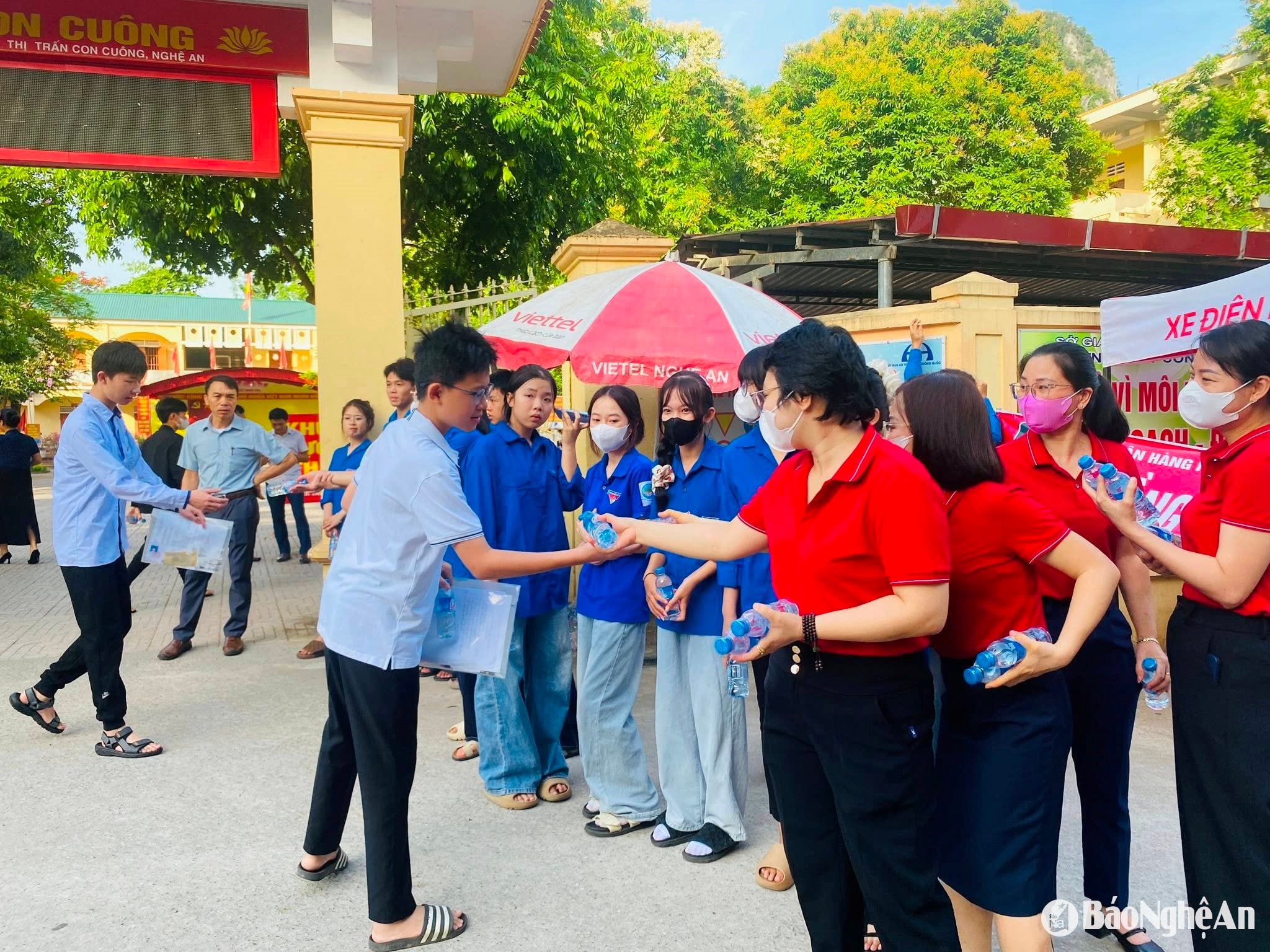Thí sinh tham dự Kỳ thi tại Trường THPT Con Cuông . Ảnh _Bá Hậutình nguyện tiếp nước