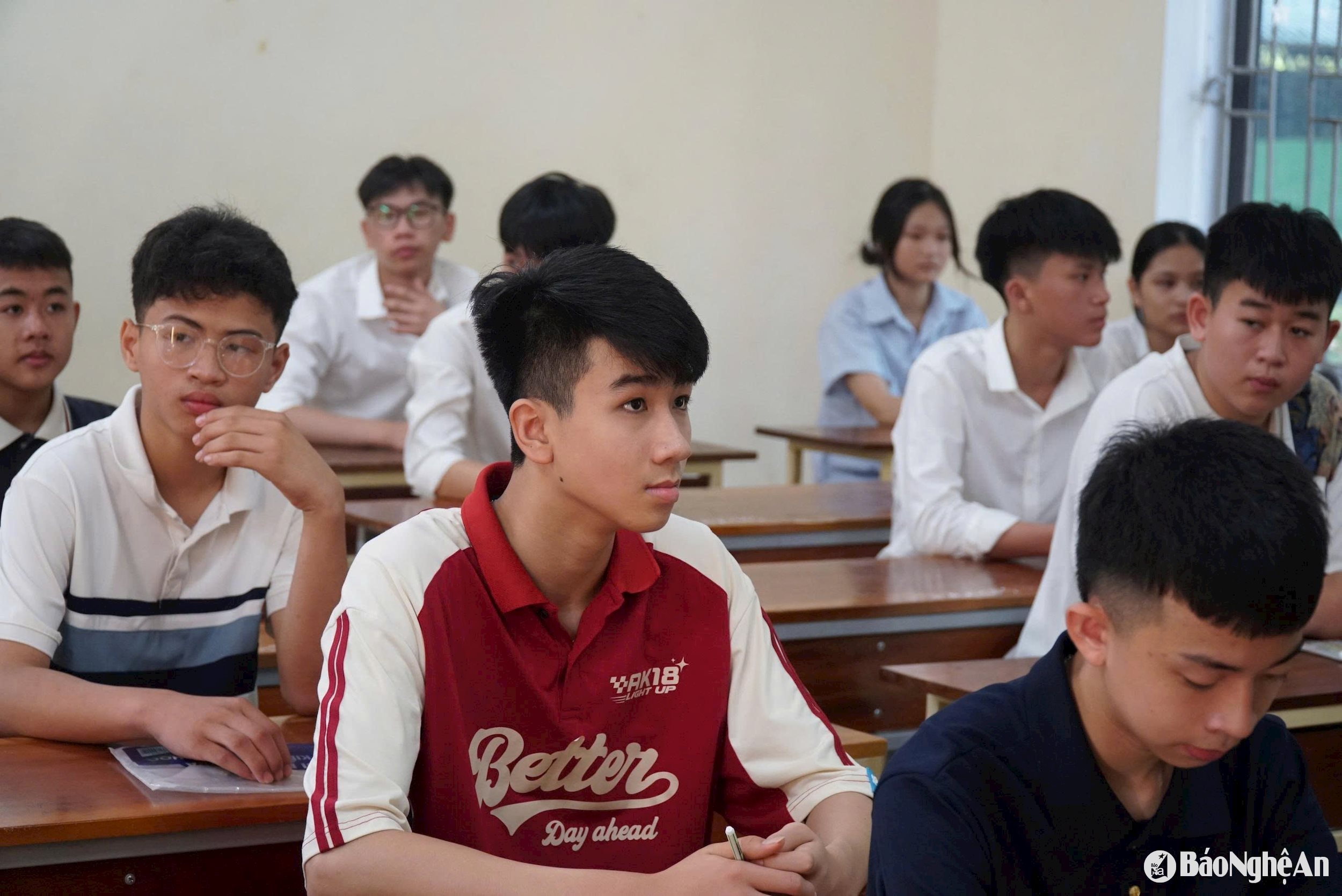 Thí sinh tham dự Kỳ thi tuyển sinh vào lớp 10 tại điểm thi Trường THPT Nam Đàn 1. Ảnh - Mỹ Hà