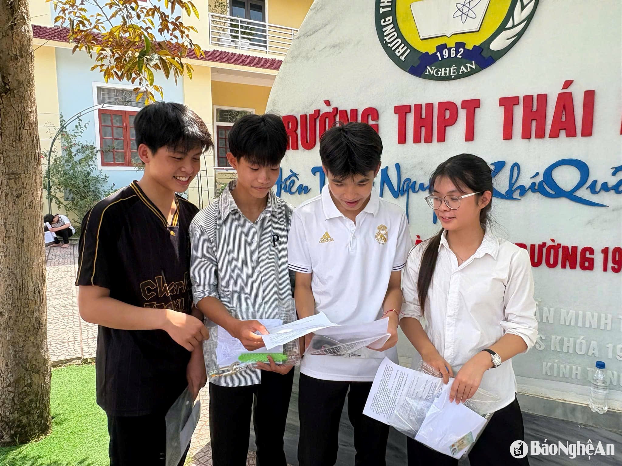 Thí sinh thi vào Trường THPT Thái Hòa trao đổi bài sau môn thi Tiếng Anh. Ảnh - Minh Thái