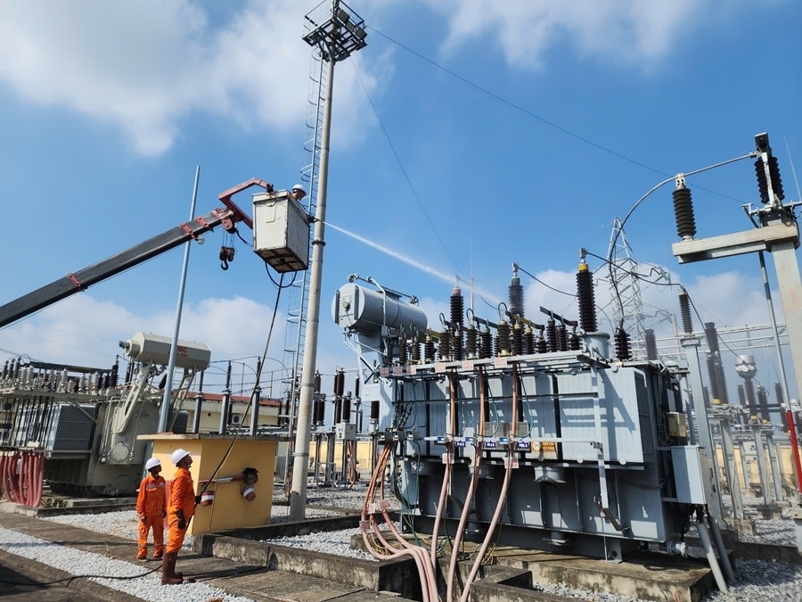 Công nhân EVNNPC vệ sinh cách điện bằng nước áp lực cao tại trạm biến áp 110kV Gò Trẩu_Tuyên Quang trong điều kiện vận hành, nhằm đảm bảo an toàn thiết bị và duy trì cung cấp điện ổn định, liên tục trong mùa nắng nóng