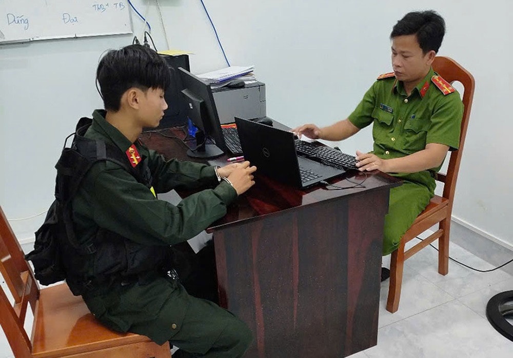 Hai thanh thiếu niên giả công an, chặn xe người đi đường cưỡng đoạt tiền..jpg