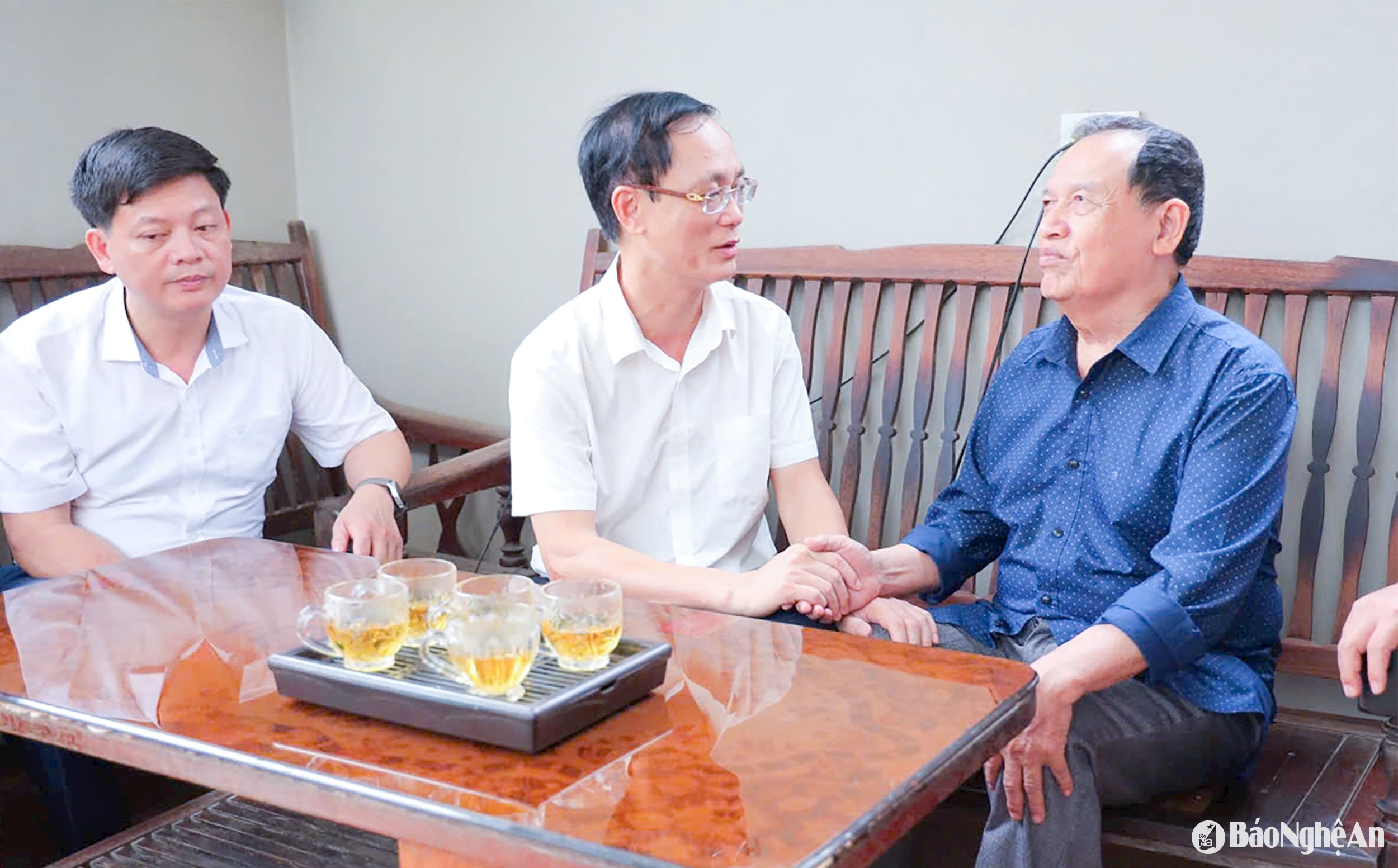 Huyện Hưng Nguyên guan tâm chăm sóc người có công với cách mạng. Ảnh: Đồng chí Nguyễn Trường Giang - Bí thư Huyện uỷ Hưng Nguyên thăm hỏi, động viên gia đình người có công tại thị trấn. Ảnh: Hà Huệ