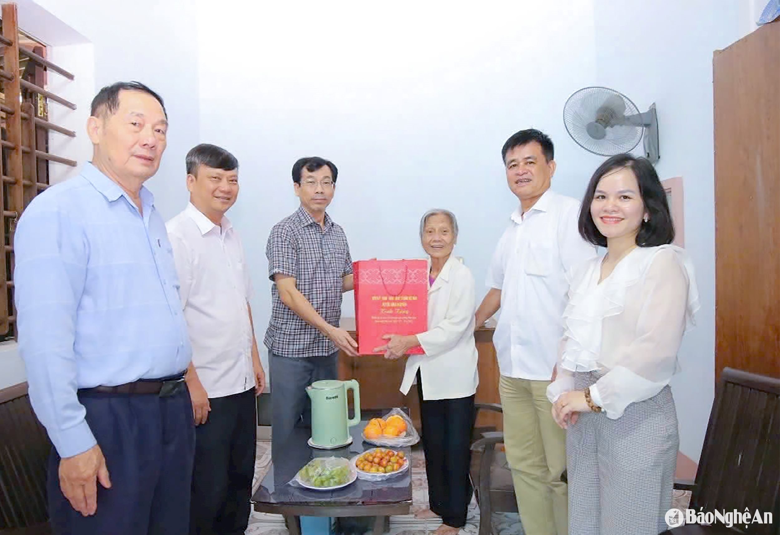 Huyện Hưng Nguyên guan tâm chăm sóc người có công với cách mạng. Ảnh: Đồng chí Nguyễn Trường Thi - Phó Bí thư Thường trực Huyện uỷ Hưng Nguyên thăm hỏi, động viên gia đình chính sách tại xã Xuân Lamn. Ảnh: Hà Huệ