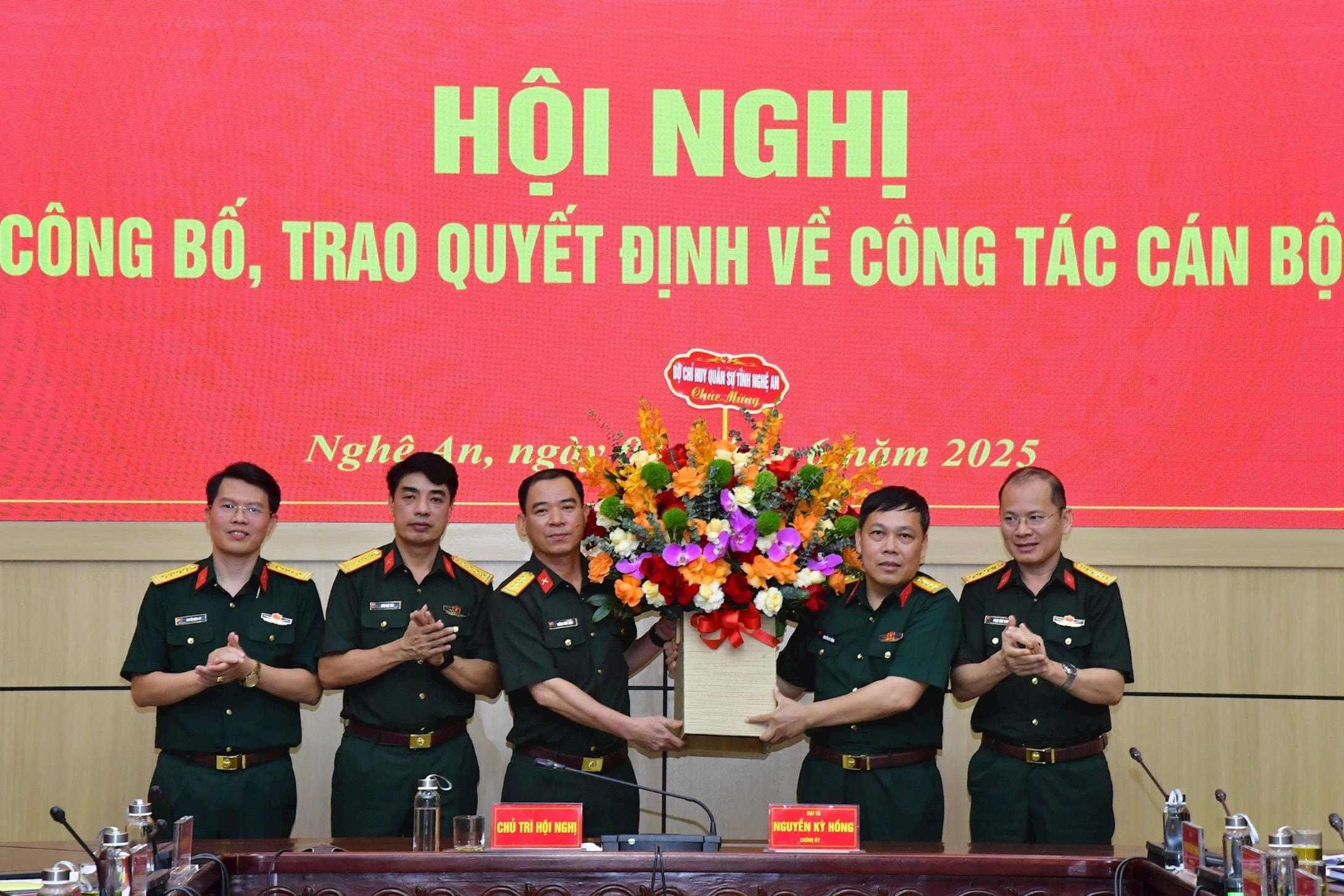 Trao quyết định bổ nhiệm chức vụ Phó Chỉ huy trưởng, Tham mưu trưởng Bộ Chỉ huy Quân sự tỉnh Nghệ An