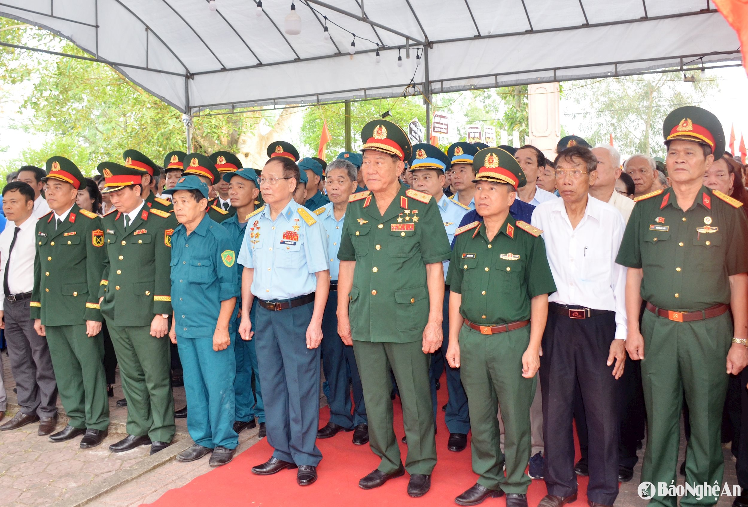 Delegierte nehmen an der Gedenkfeier und der Beerdigung der sterblichen Überreste des Märtyrers Ngo Duc Mai teil. Foto: Thanh Chung