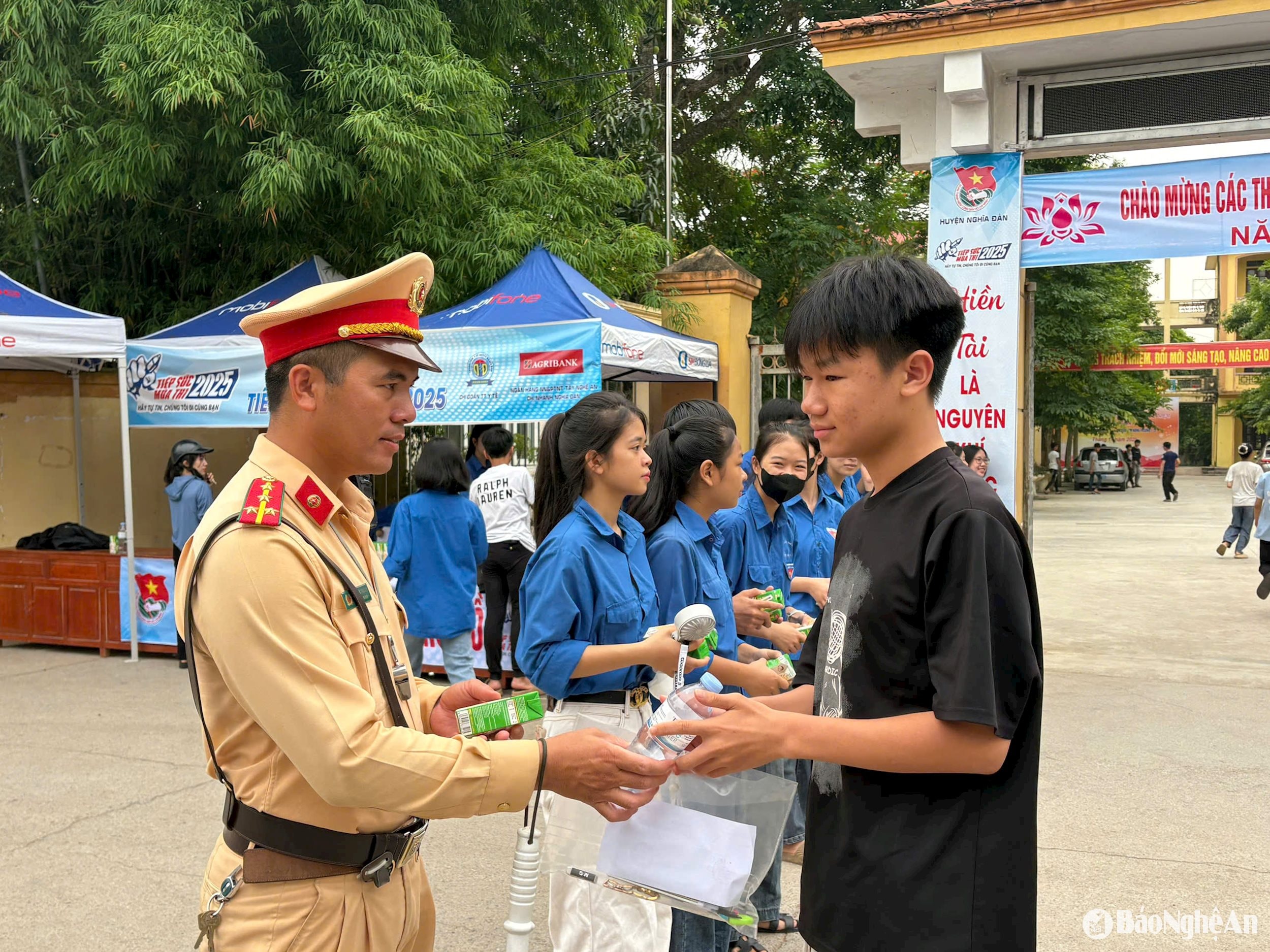 Cảnh sát giao thông tiếp sức cho các sỹ tử. Ảnh - Minh Thái