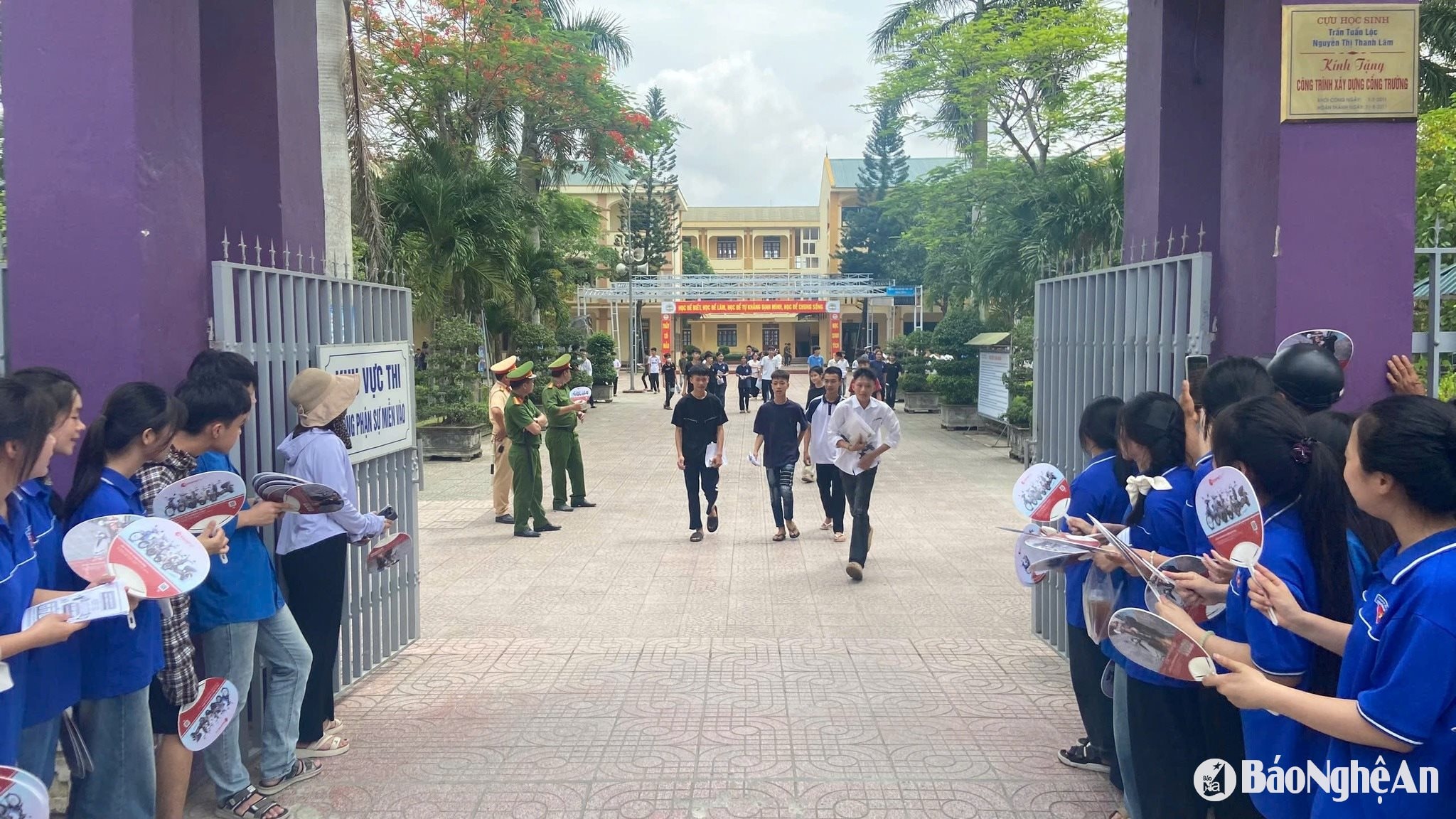 Đội thanh niên tình nguyện hỗ trợ
