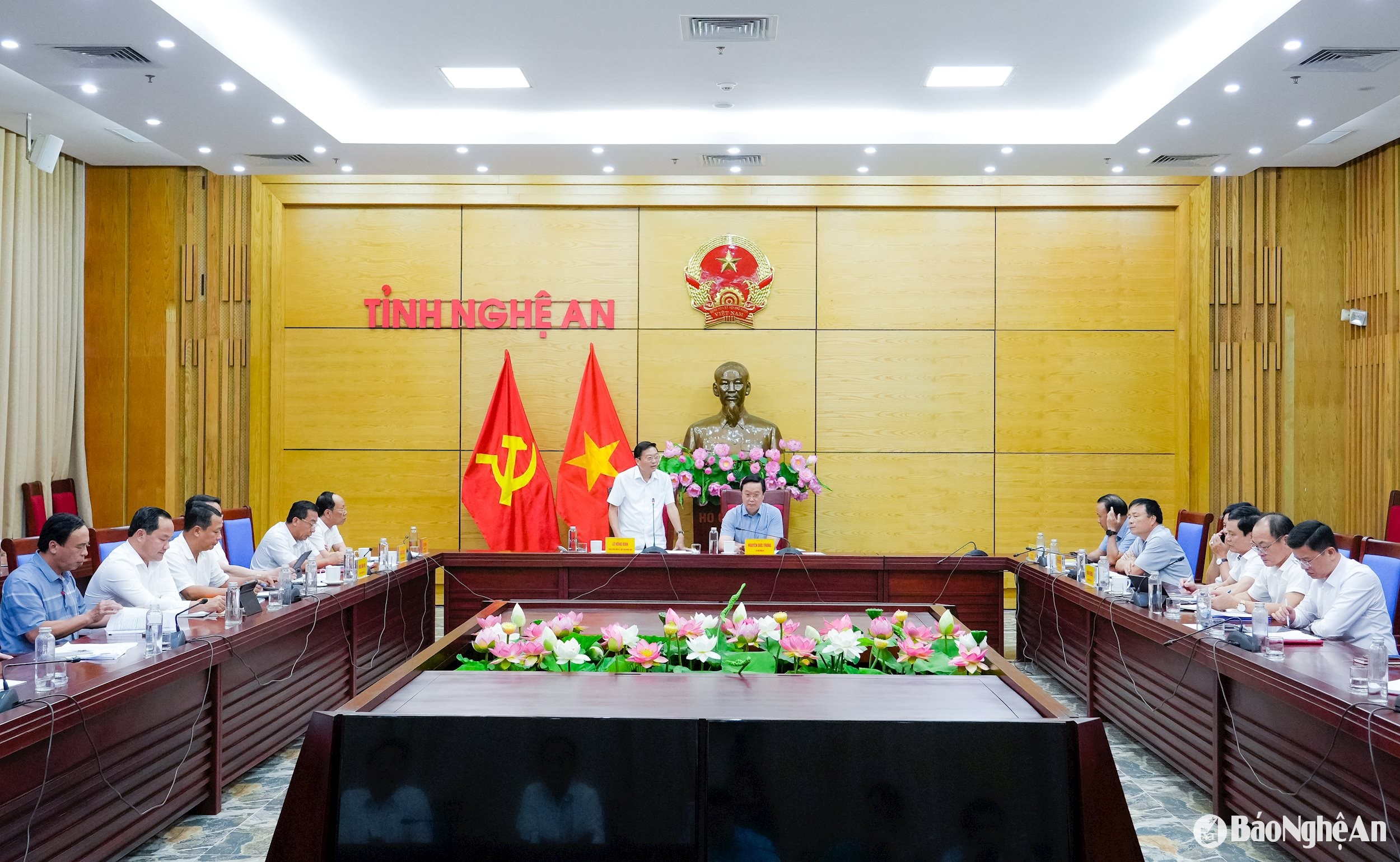 Quang cảnh cuộc họp nghe tiến độ triển khai các công trình trọng điểm, dự án quan trọng trên địa bàn tỉnh. Ảnh: Phạm Bằng