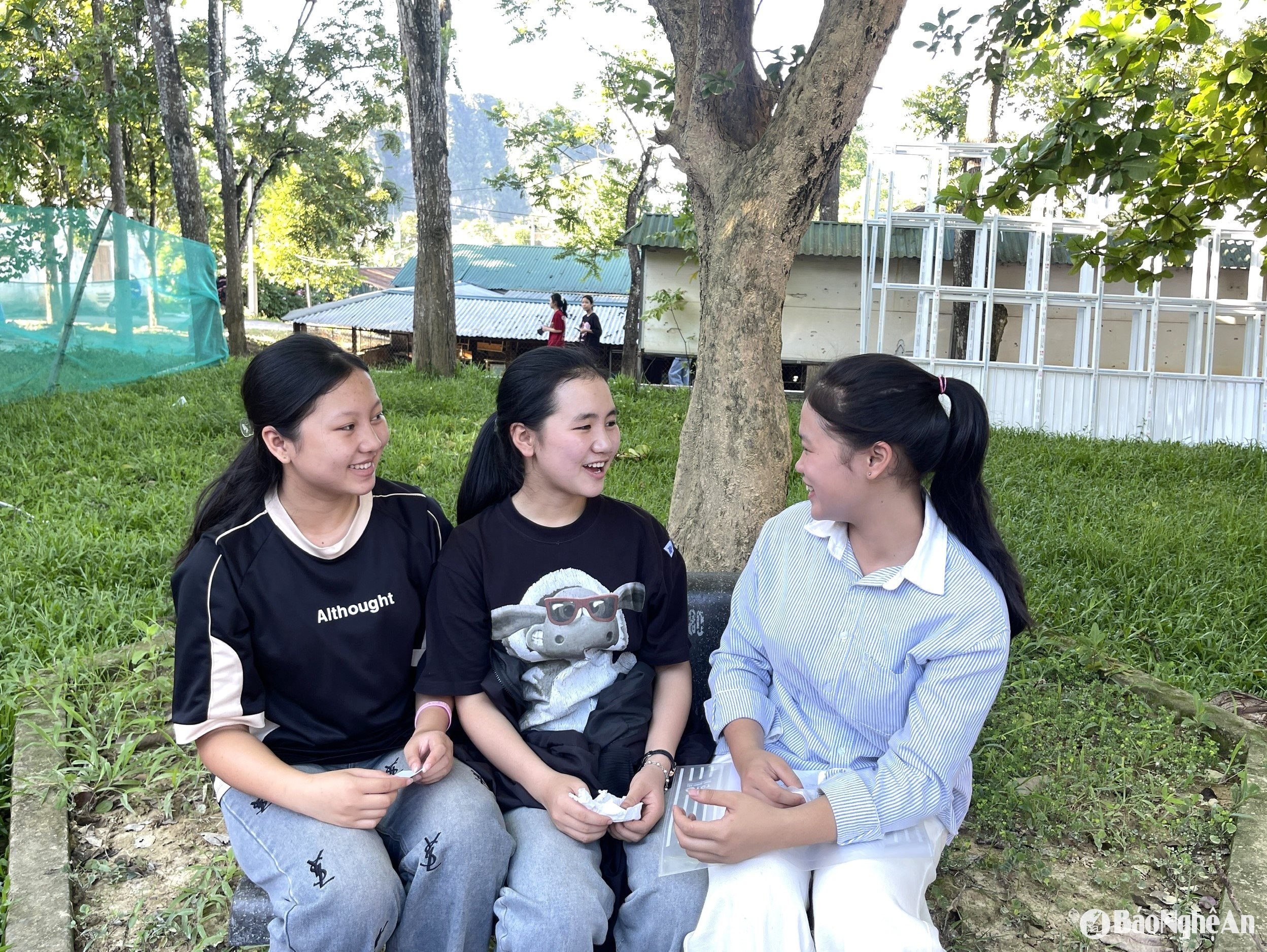 Thí sinh huyện Anh Sơn vui mừng vì đã hoàn thành Kỳ thi tuyển sinh vào lớp 10. Ảnh - Thái Hiền
