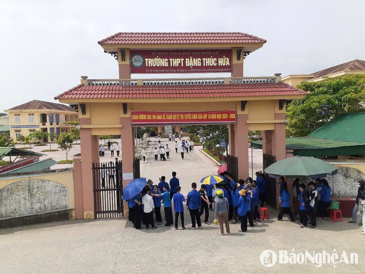 Thí sinh tại điểm thi Trường THPT Đặng Thúc Hứa. Ảnh - Huy Thư