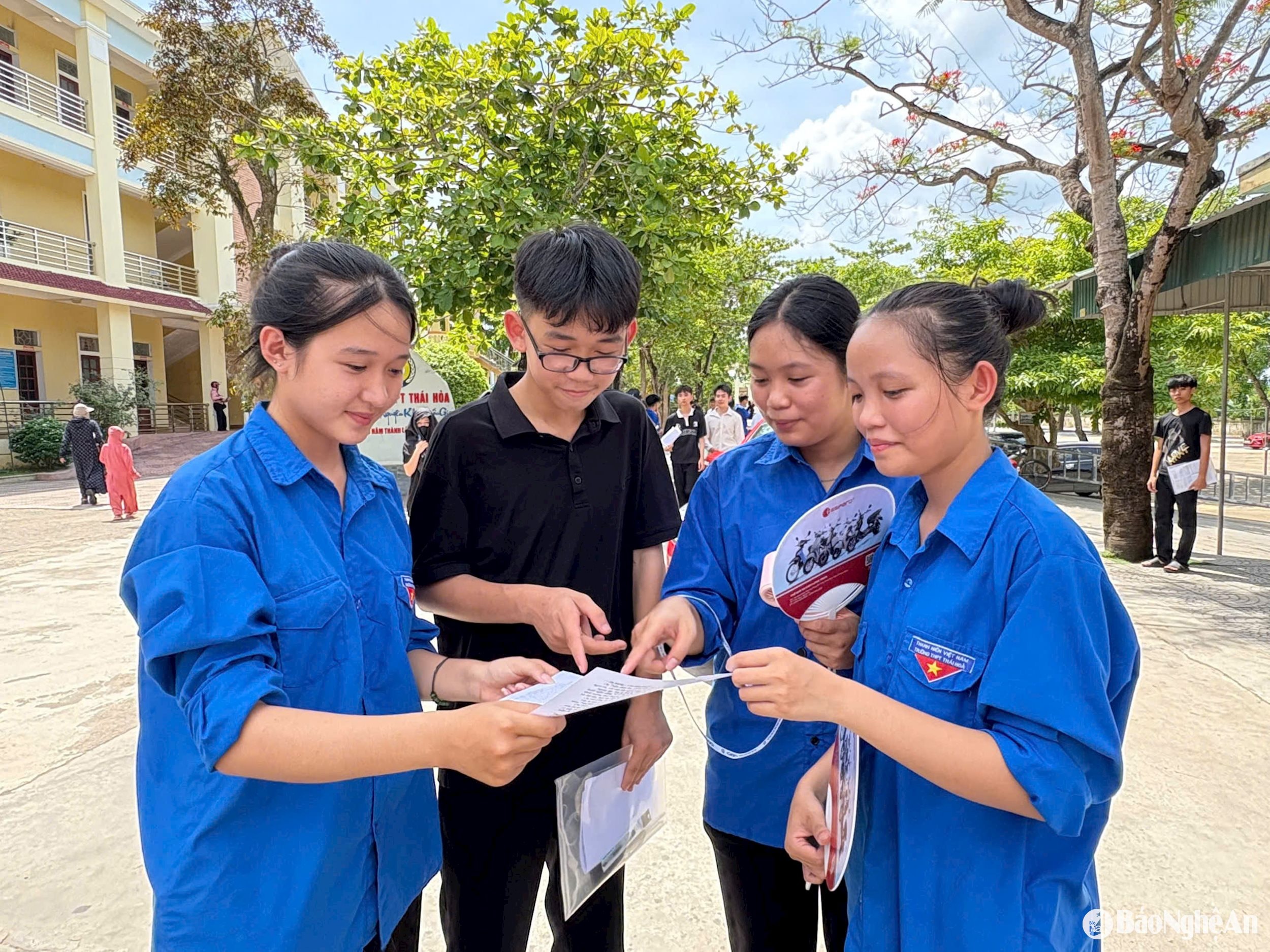Thí sinh trao đổi bài tại điểm thi Trường THPT Thái Hòa. Ảnh - Minh Thái