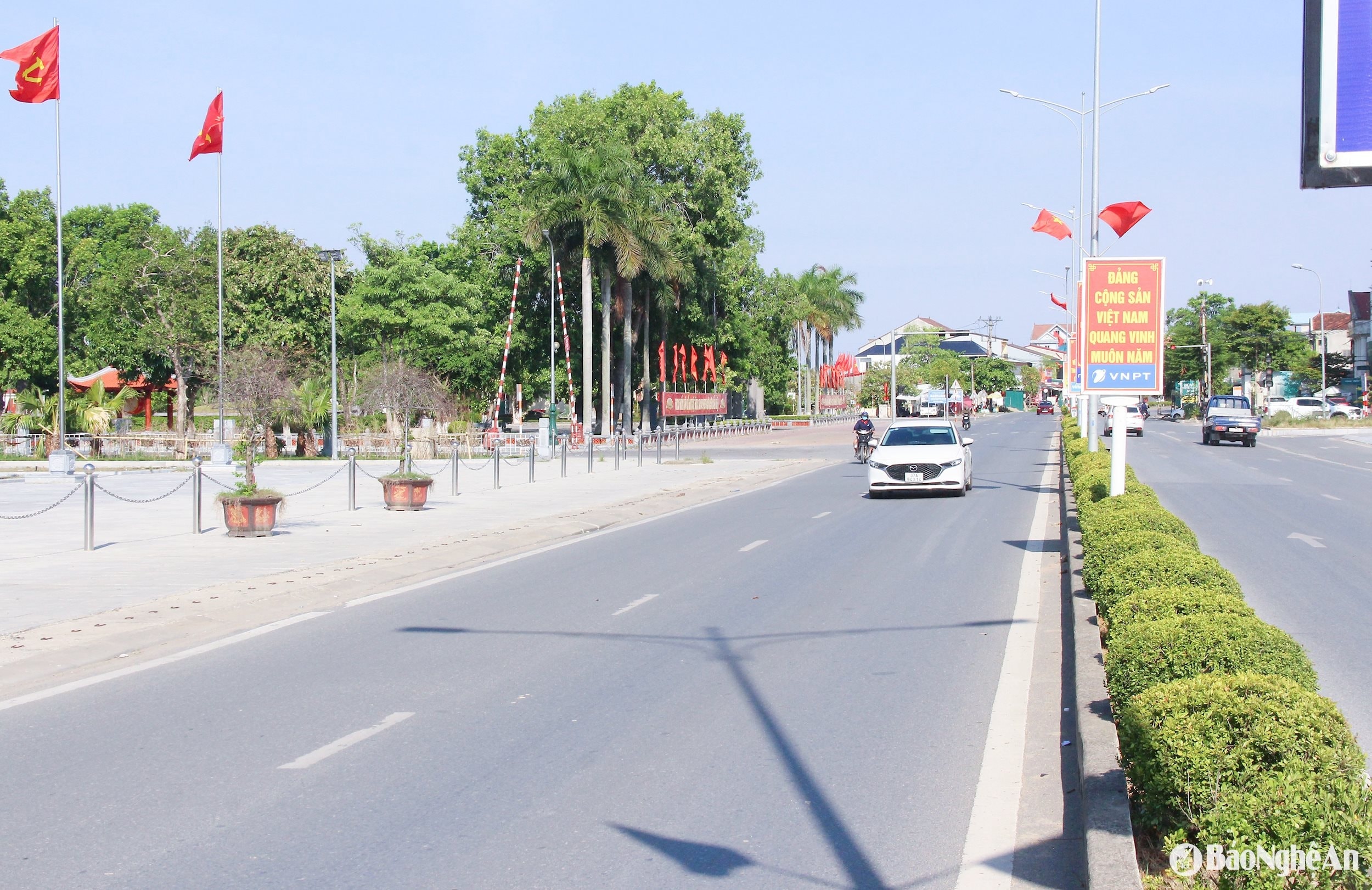 Hạ tầng giao thông trung tâm huyện Hưng Nguyên được đầu tư đồng bộ. Ảnh: Mai Hoa