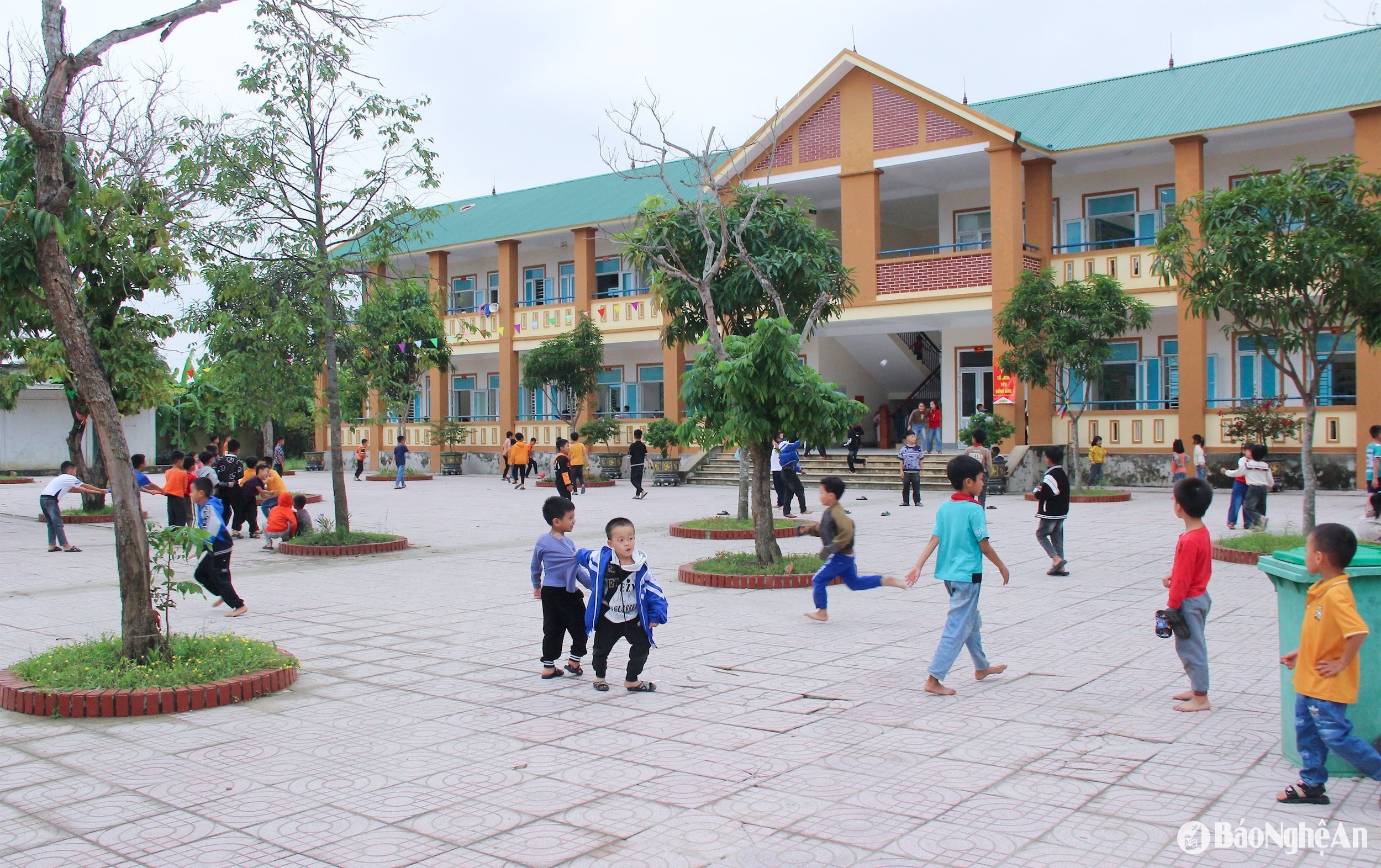 bna_-co-so-vat-chat-truong-tieu-hoc-hung-trung-duoc-dau-tu-dat-chuan-02888fc9000f9da3a80732e7b3af9efa.jpg