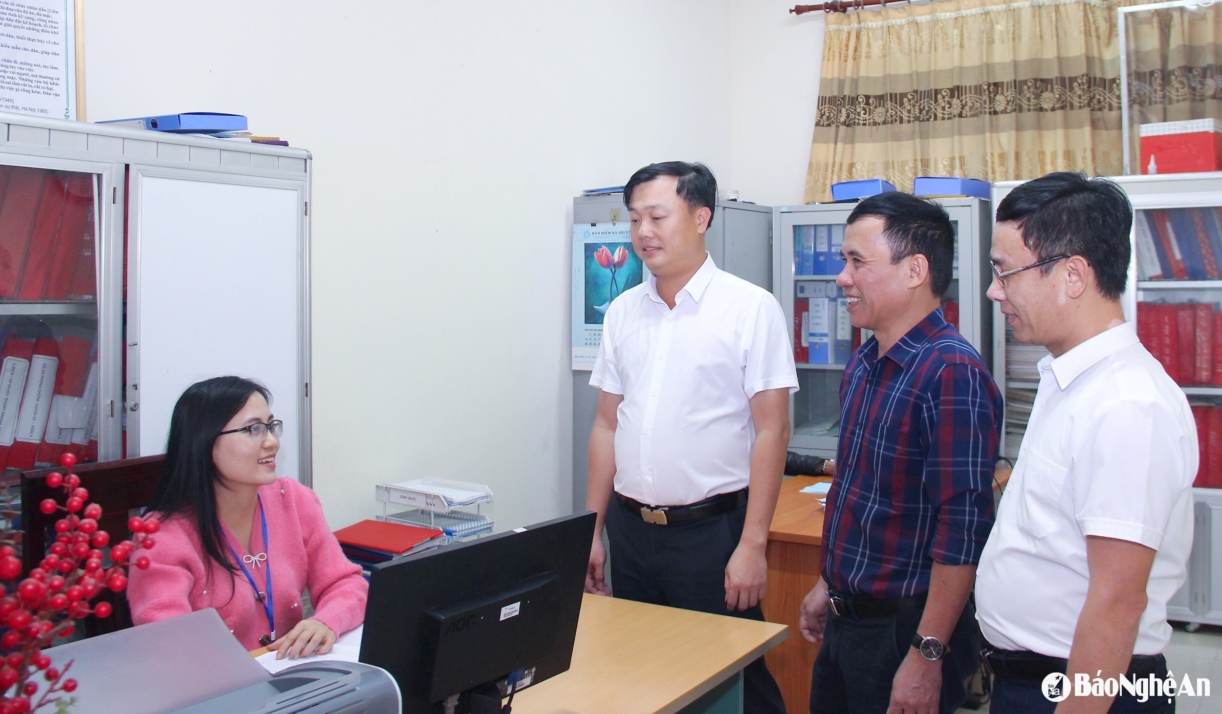bna_-lanh-dao-huyen-hung-nguyen-trao-doi-dong-vien-cong-chuc-xa-thinh-my-no-luc-hoan-thanh-tot-nhiem-vu-sau-sap-nhap.-anh-mai-hoa.jpg