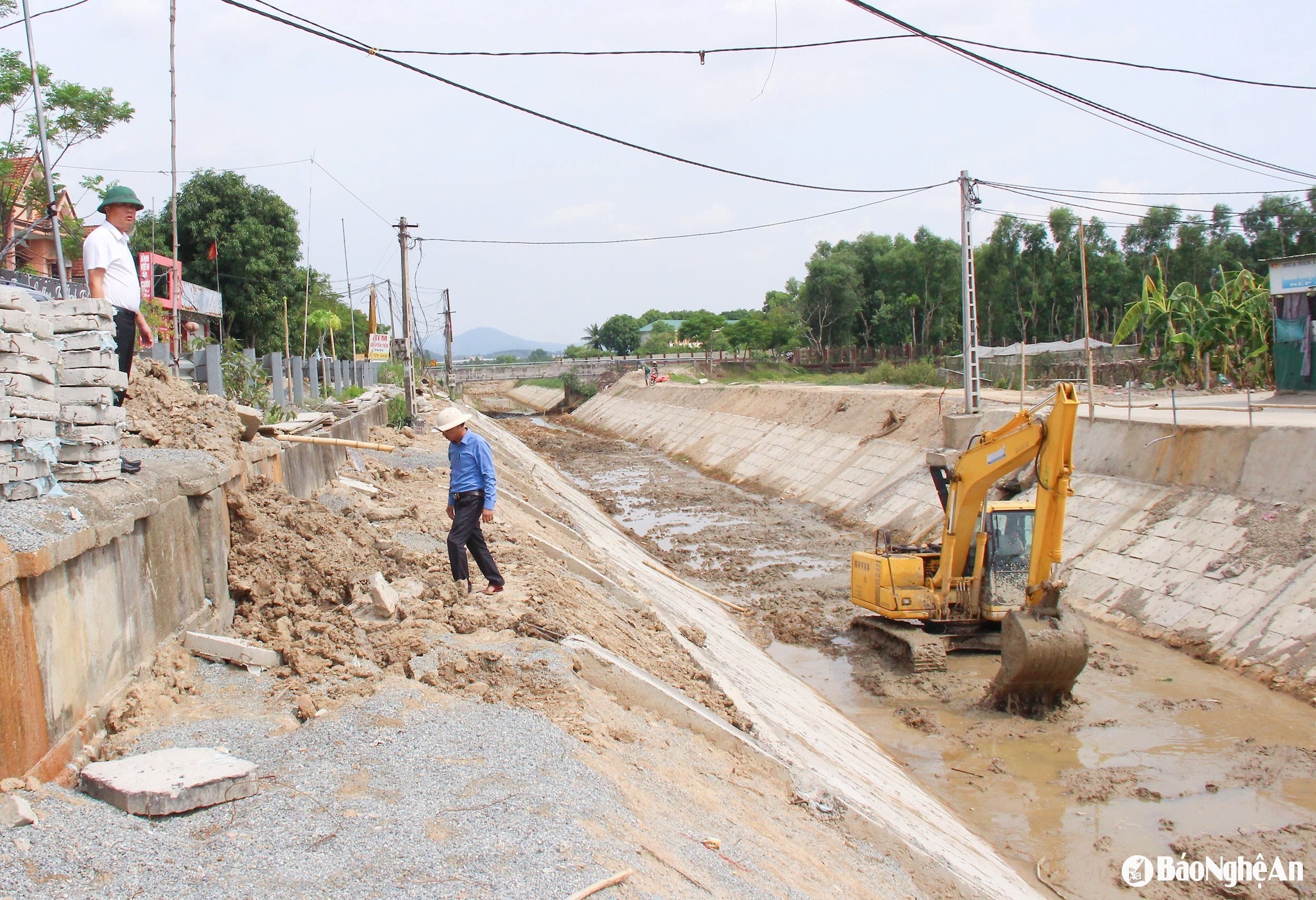 bna_-thi-cong-kenh-tuoi-tieu-tren-dia-ban-huyen-hung-nguyen.-anh-mai-hoa.jpg