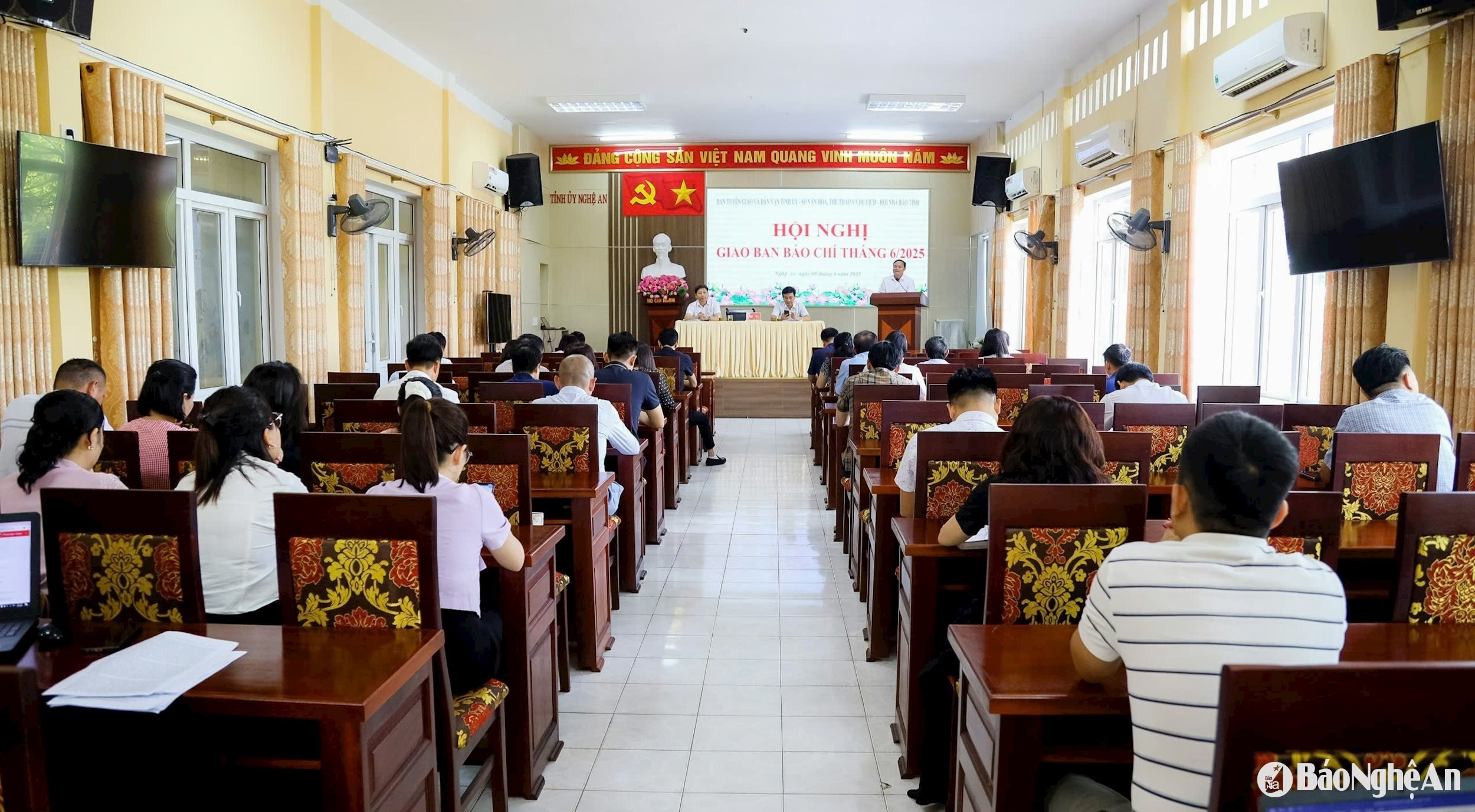 toàn cảnh