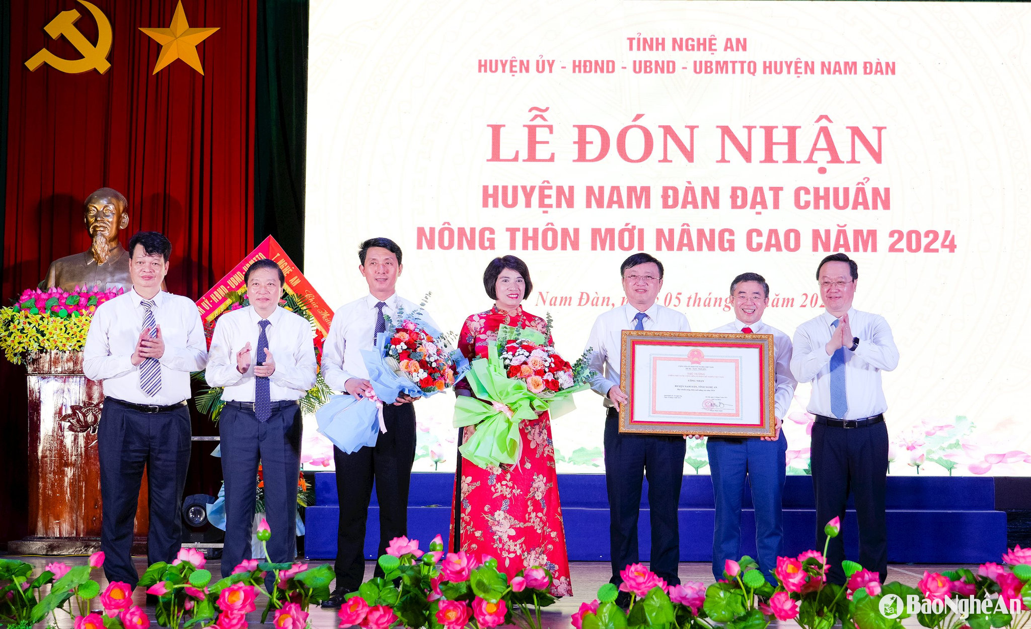 Huyện Nam Đàn đón Bằng công nhận huyện đạt chuẩn nông thôn mới nâng cao