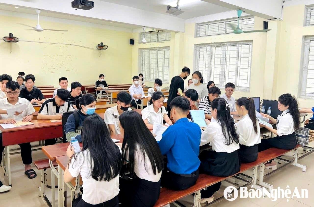 Infographic: Các mốc thời gian đăng ký xét tuyển, tuyển sinh đại học, cao đẳng năm 2025