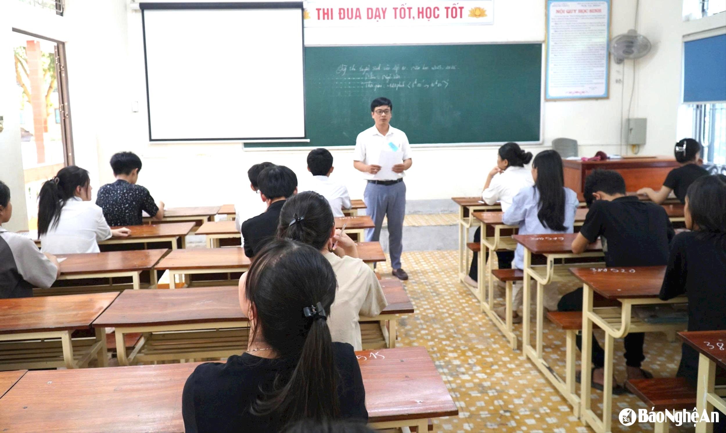 bna_thi-sinh-tham-du-ky-thi-tuyen-sinh-vao-lop-10-tai-diem-thi-truong-thpt-nam-dan-1.-anh-my-ha(1).jpg