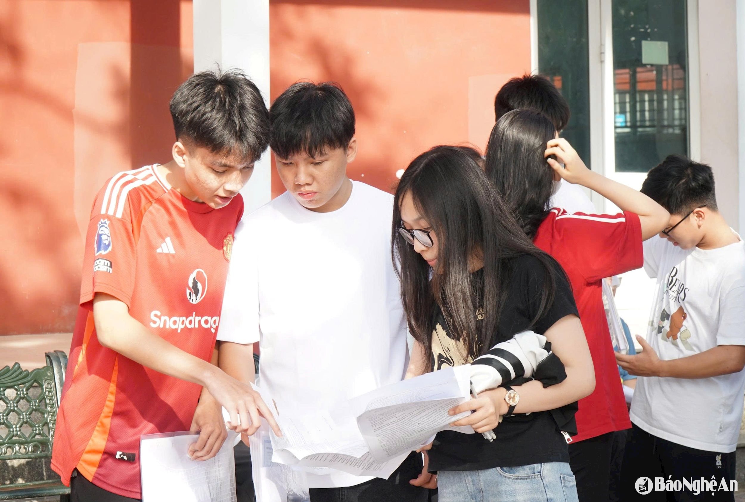 Thí sinh thành phố Vinh trao đổi bài sau khi hoàn thành kỳ thi vào lớp 10