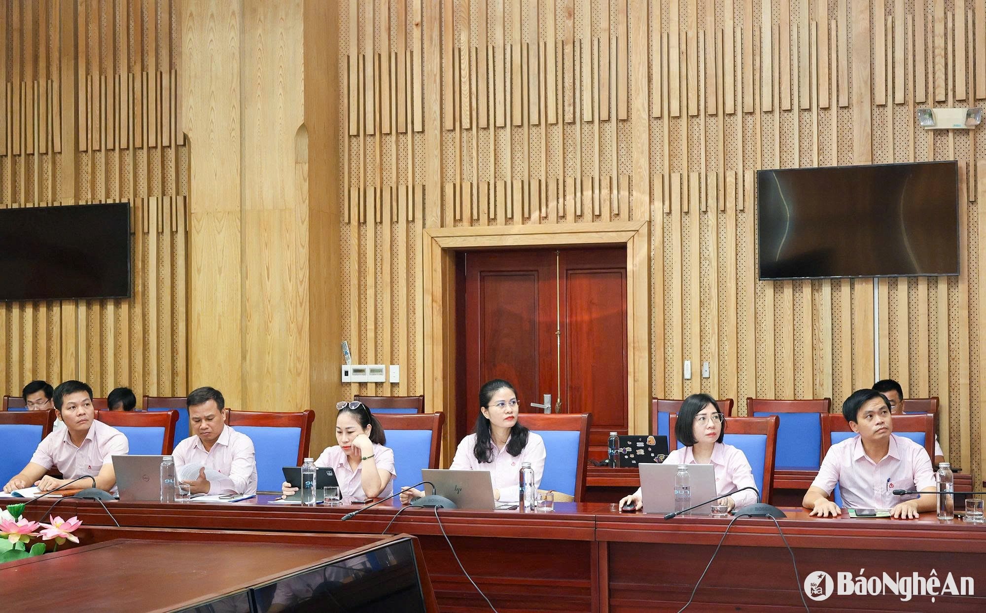 Cán bộ Ngân hàng CSXH tỉnh theo dõi phiên họp