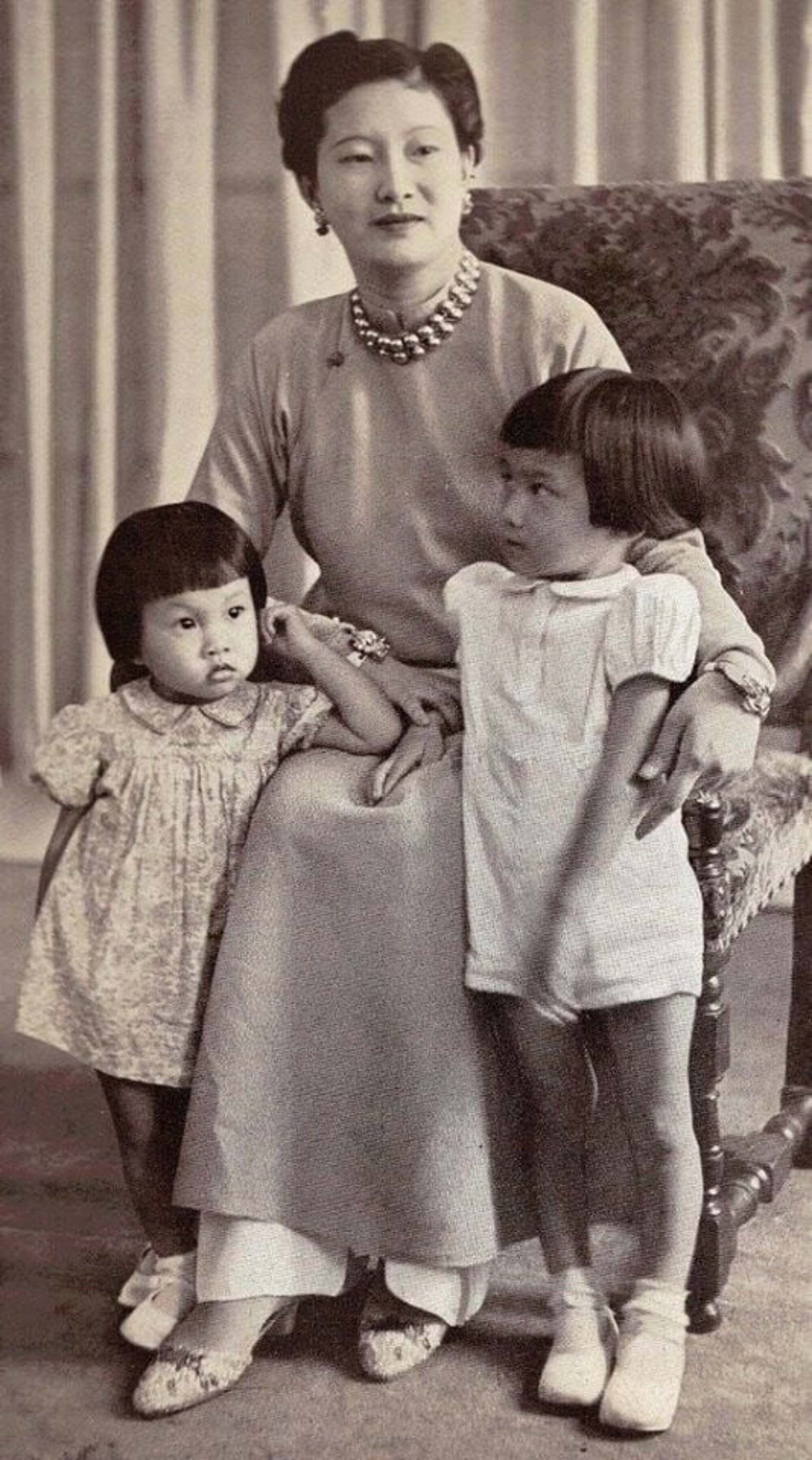 Ngoài ra, hoàng tử Bảo Thắng và các công chúa Phương Mai, Phương Liên, Phương Dung, đều được bà chăm sóc và dạy dỗ theo tinh thần giao hòa Đông – Tây.