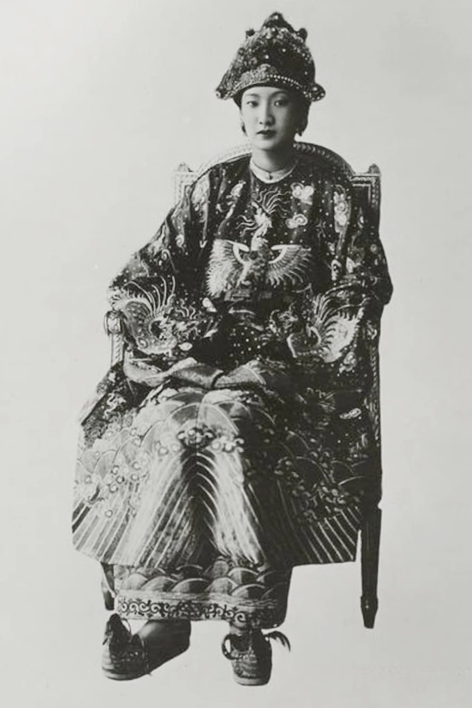 Những cái tên như Tràng An báo, Hà Thành ngọ báo, Phụ nữ tân văn, Điễn tín… đã gọi bà là “người phụ nữ tiêu biểu” của thời đại mới – hội tụ đầy đủ phẩm chất nhan sắc, trí tuệ, đức hạnh và tài ngoại giao. Hoàng hậu mặc triều phục trong ngày cưới.