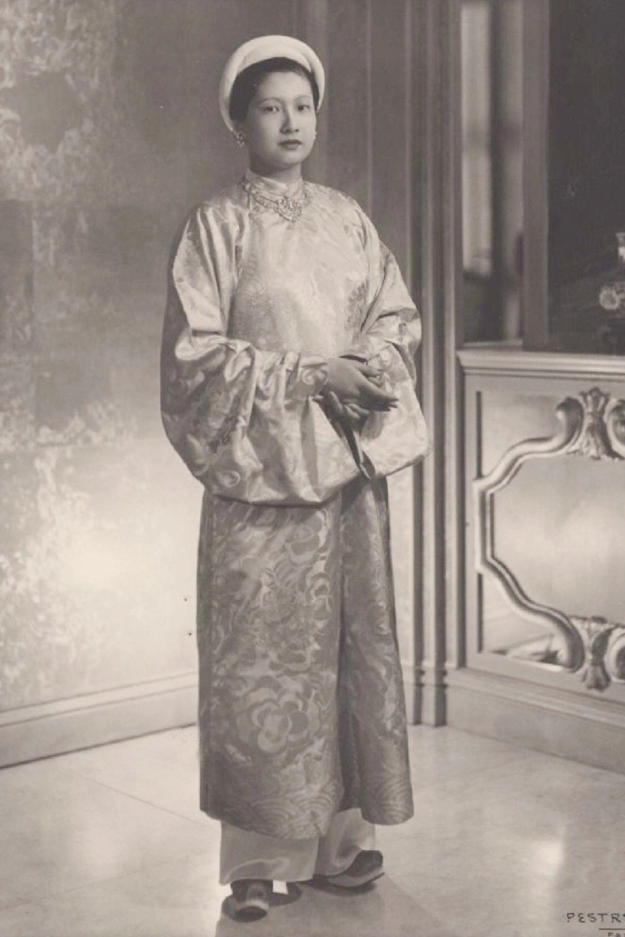 Bà có sống mũi thẳng và làn da trắng bóc, thần thái cao sang đúng chất con nhà quyền quý.