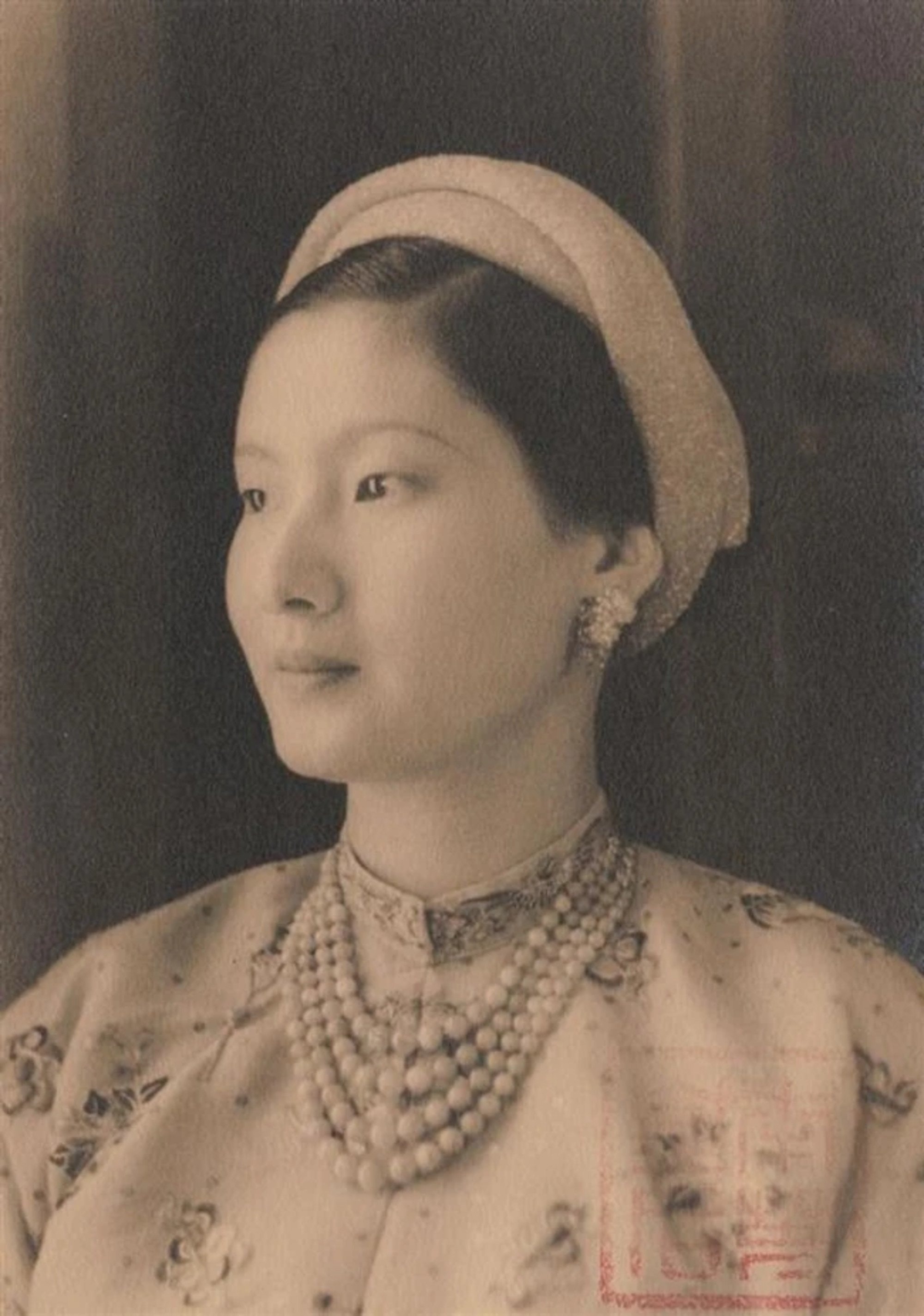 Nam Phương Hoàng Hậu sở hữu vẻ đẹp đậm chất Á Đông với mái tóc đen tuyền, đôi mắt sắc sảo và nét cười thường trực trên môi.