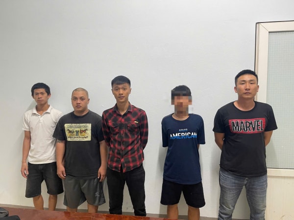 Bắt khẩn cấp 2 nhân viên quán cơm hỗn chiến trước bệnh viện -0