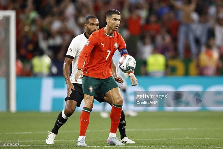 video-bong-da-duc-bo-dao-nha-so-tai-dinh-cao-ve-chung-ket-xung-dang-ban-ket-nations-league-c-b-2-copy-1749069845-496-width740height494.jpg