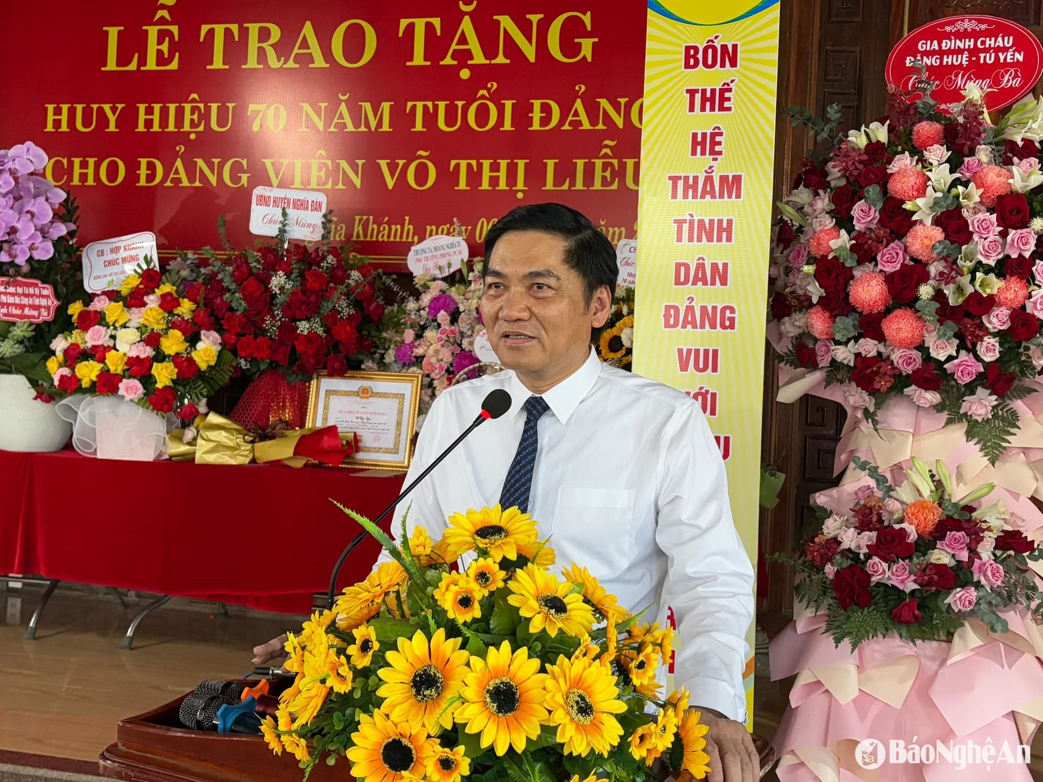 Đồng chí Hoàng Nghĩa Hiếu phát biểu tại buổi trao Huy hiệu