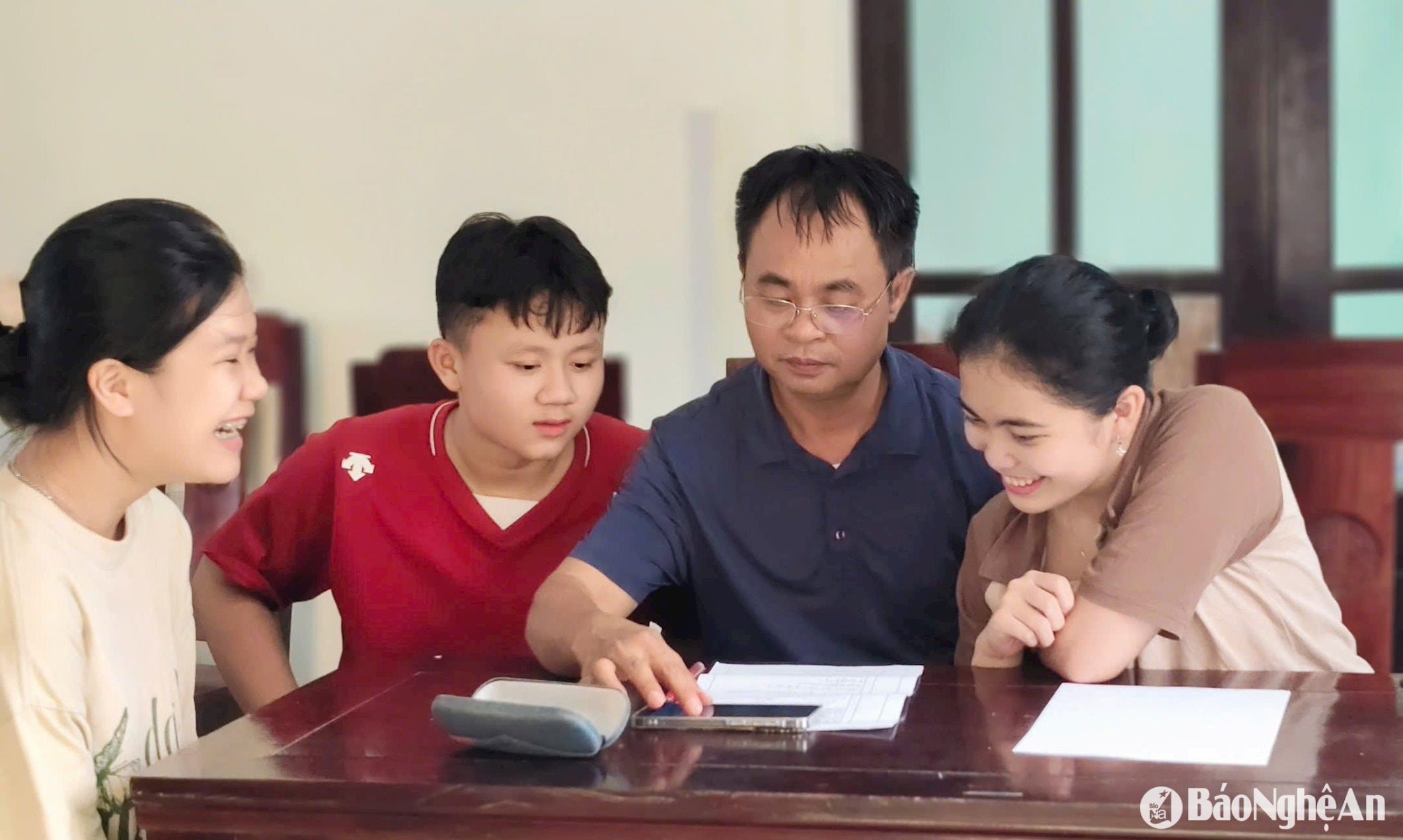 bna_giao-vien-truong-thcs-dang-chanh-ky-ho-tro-bai-lam(1).jpg