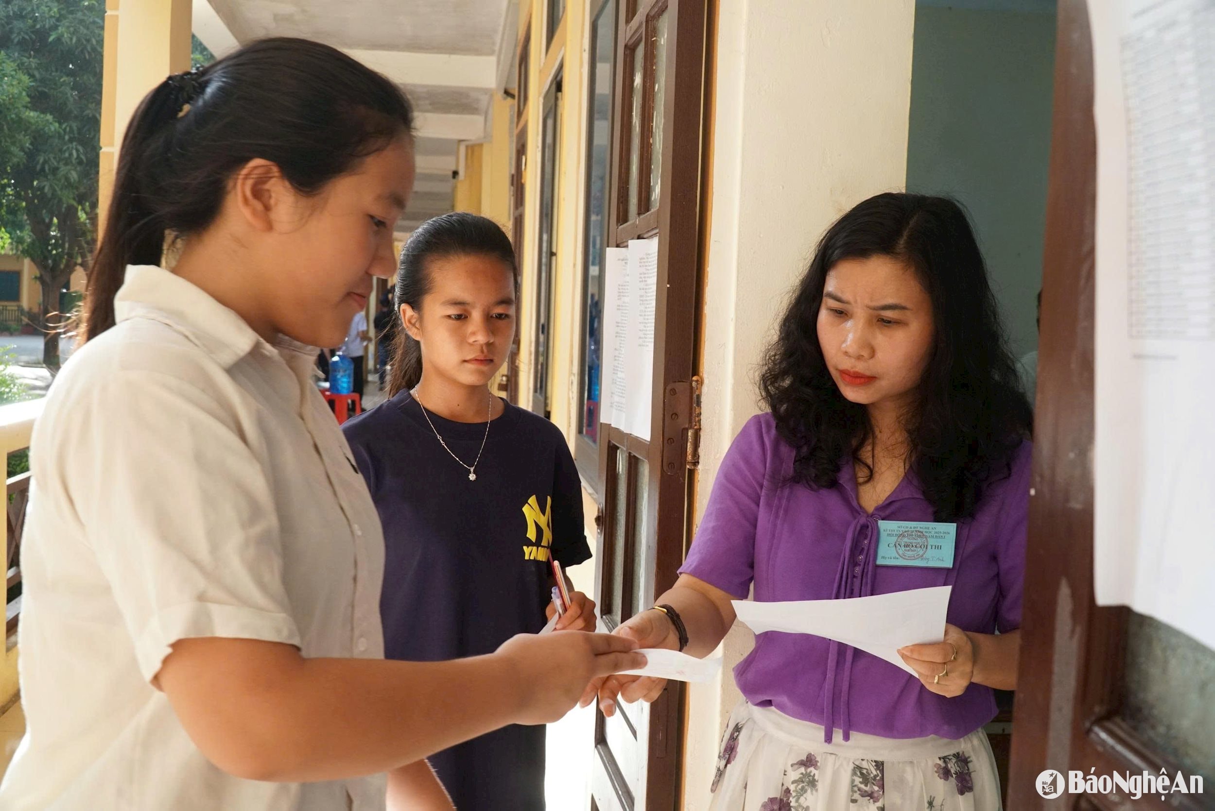 Học sinh tham dự Kỳ thi tuyển sinh vào lớp 10 tại Trường THPT Nam Đàn 1. Ảh - Mỹ Hà